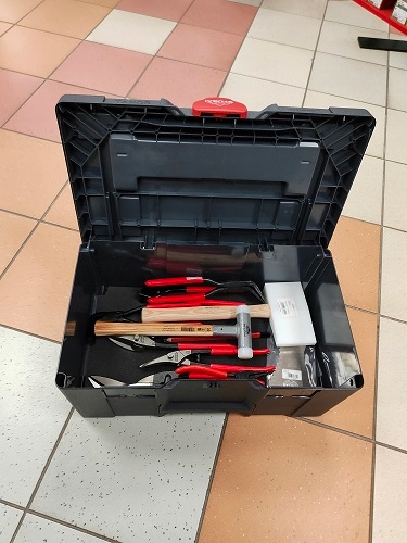 ZESTAW NARZĘDZI W SKRZYNI STUBAI