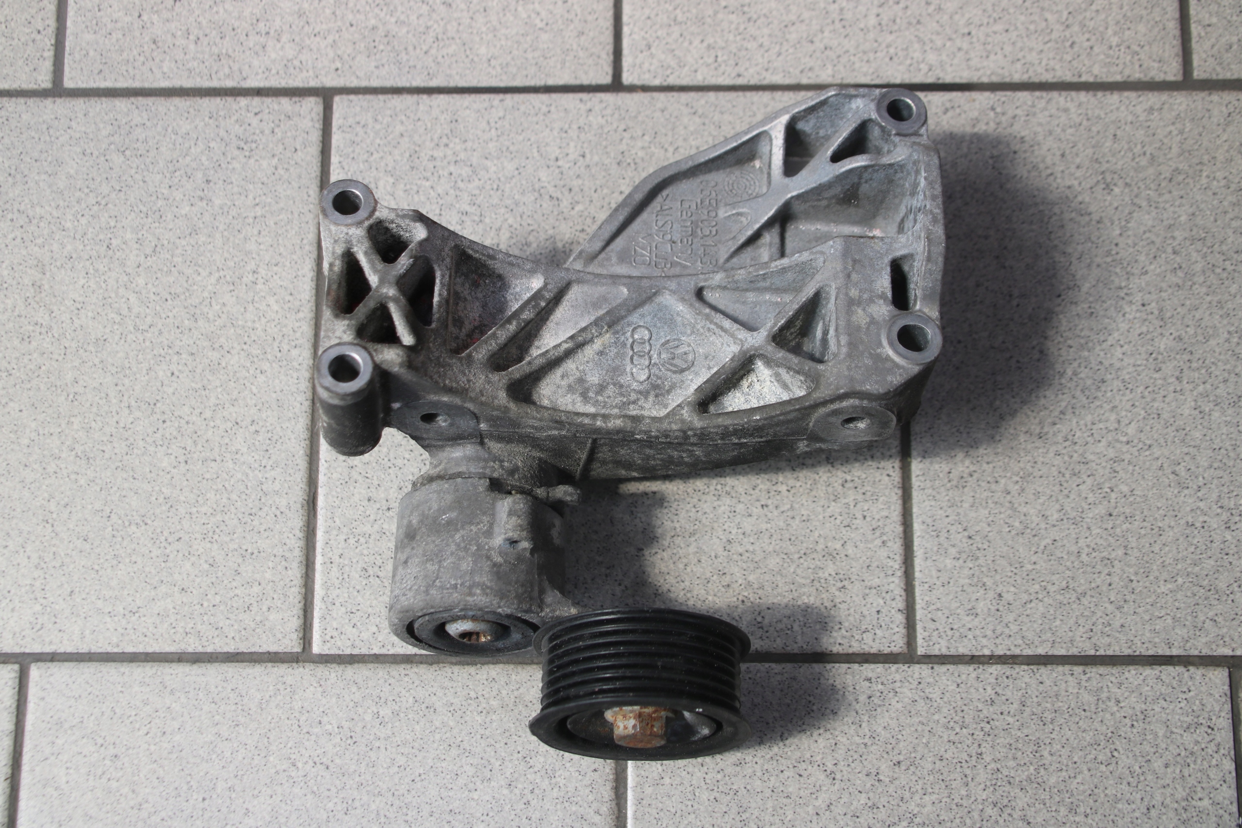 AUDI A8 D4 3,0 TFSI support holder alternator 06E903143G