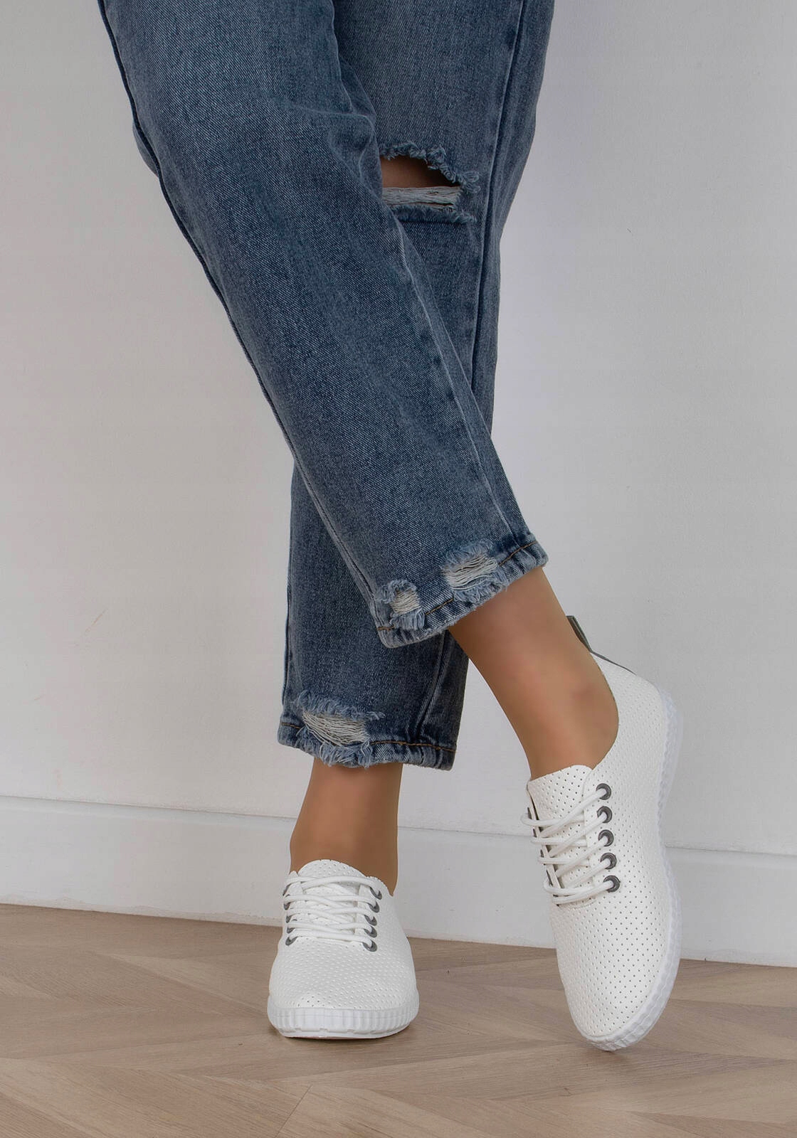 5526 BIAŁE SKÓRZANE AŻUROWE TRAMPKI TENISÓWKI 39 Wysokość niskie