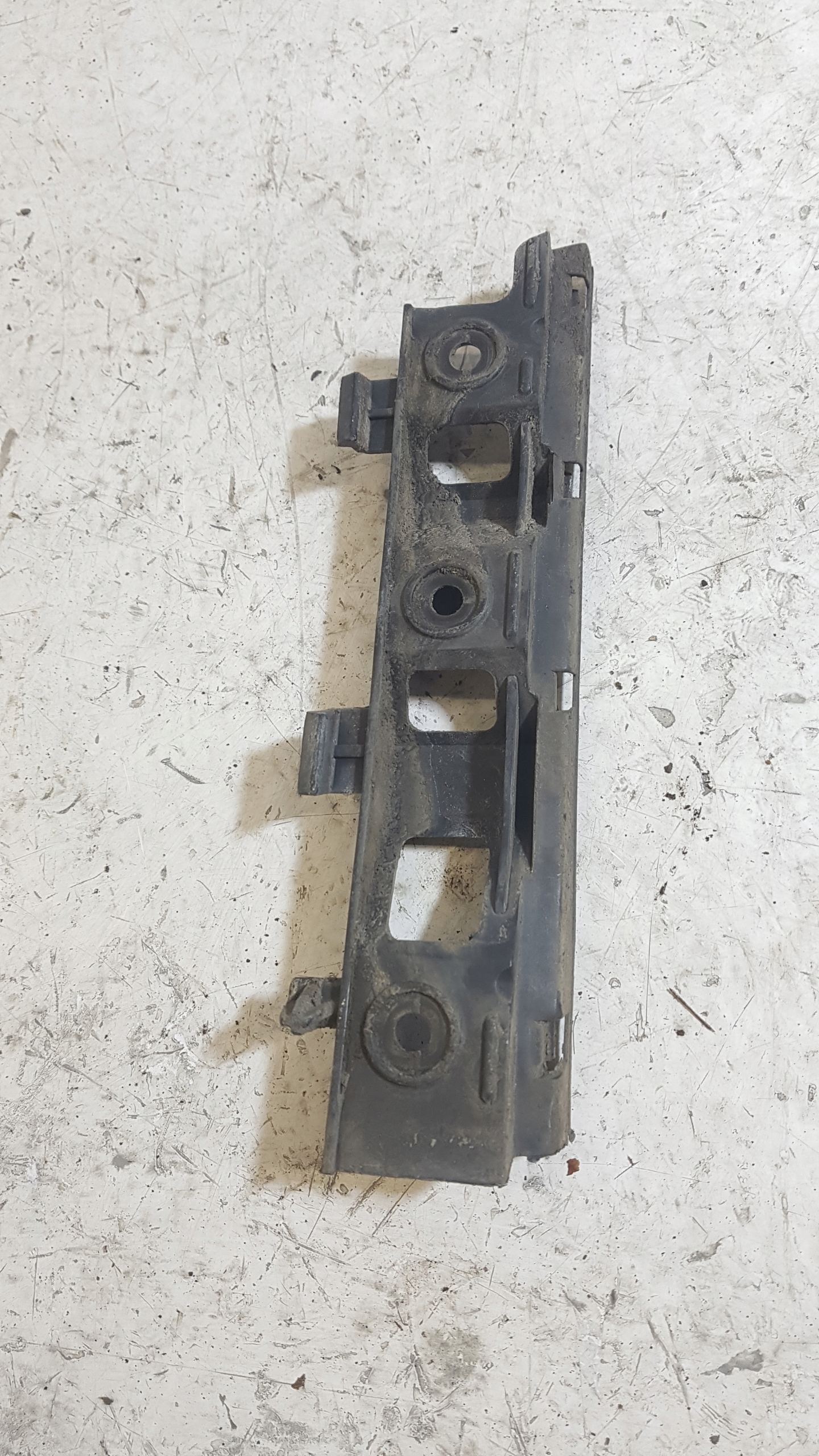 bumper bracket left front VOLKSWAGEN PASSAT B6 3C0807183