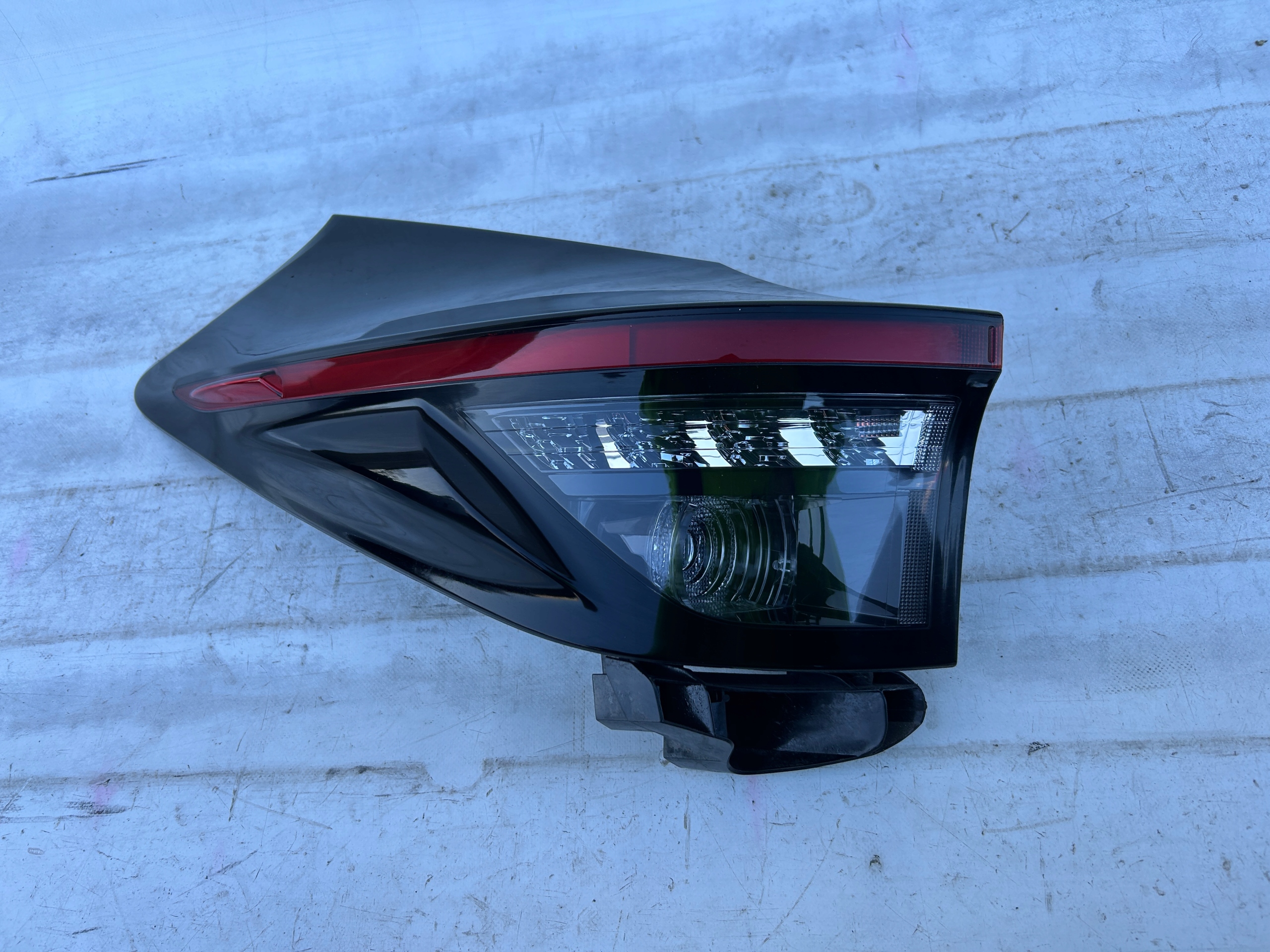 TOYOTA YARIS CROSS LAMPA LEWA TYŁ LED 81560-0DE20 ORYGINAŁ