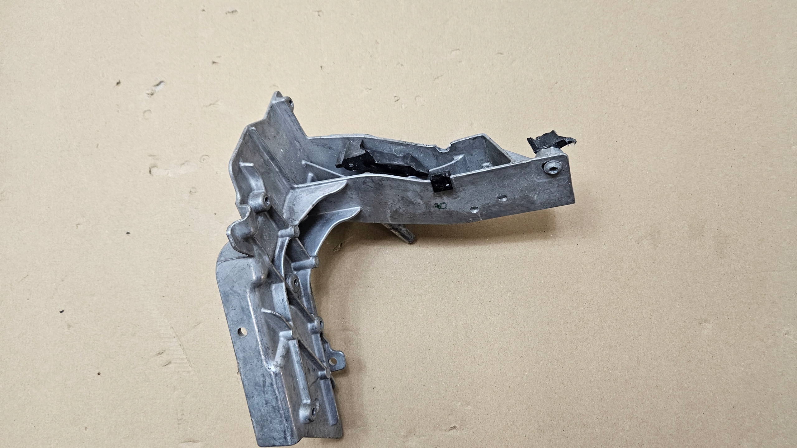 кронштейн ремня крепление перед MERCEDES W253 A2536210700