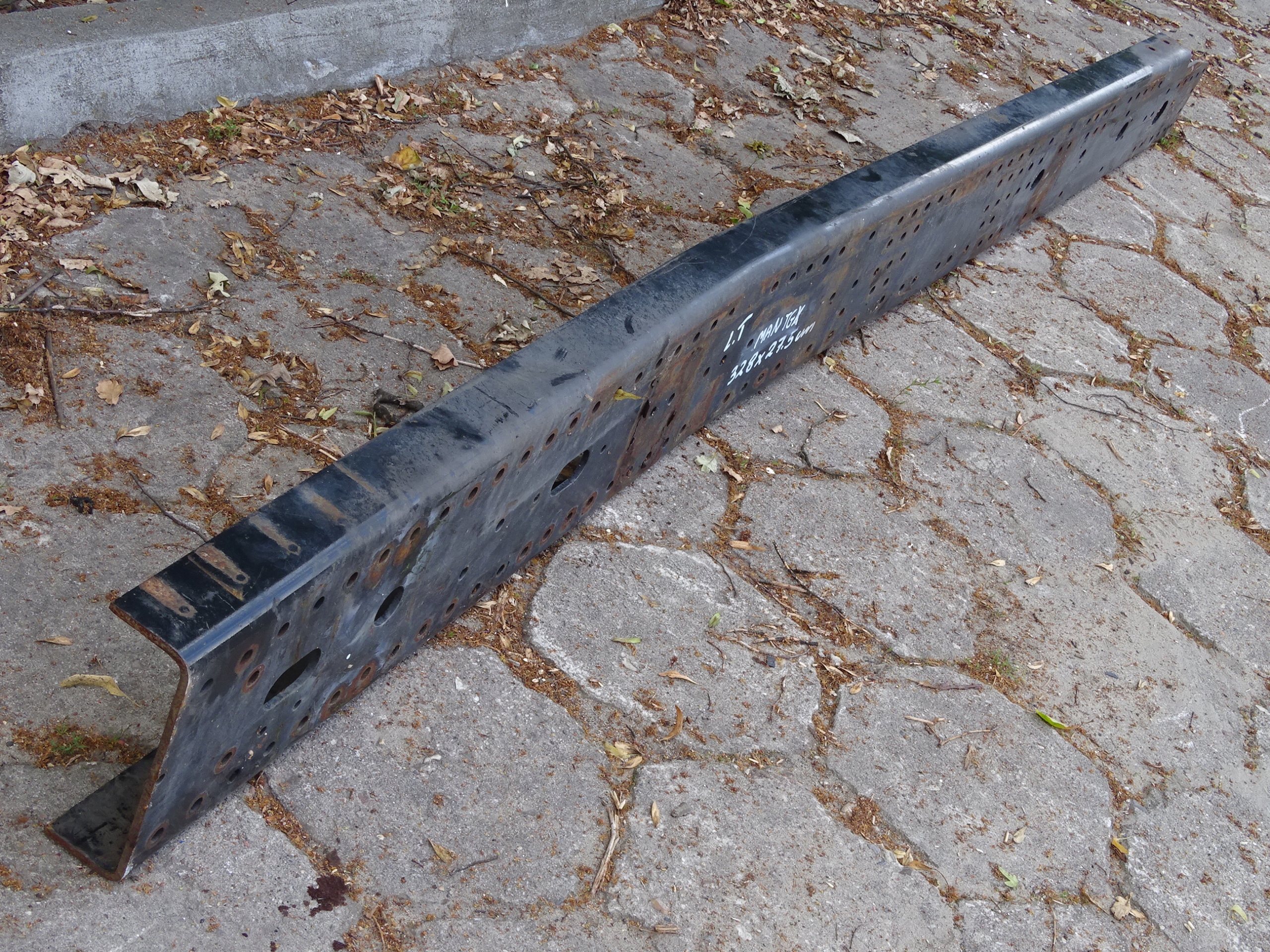 MAN TGX E4 E5 RAMA LEWA BOK RAMY 328x27.5 CM Producent części MAN OE