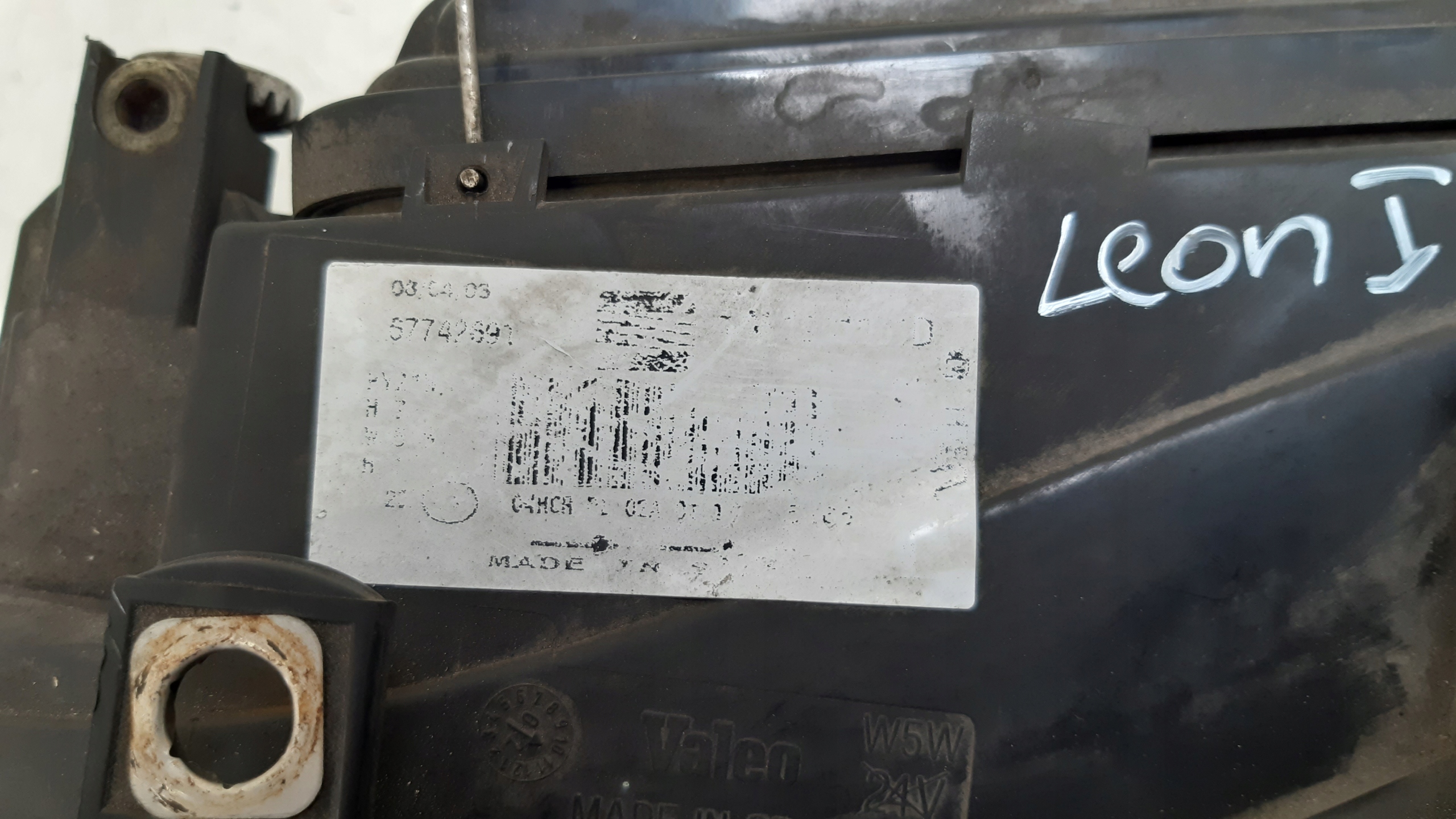 light left front original Seat Leon and