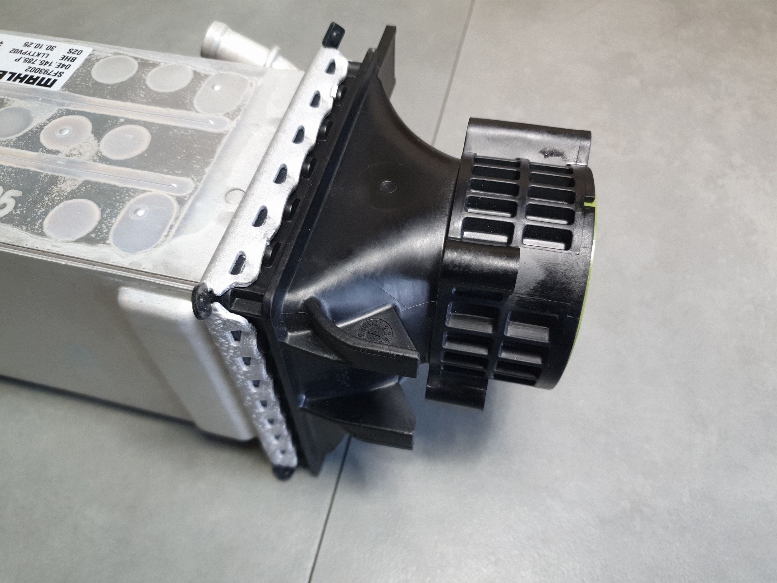 Audi A3 8Y Intercooler Kühler luft 04E145785P