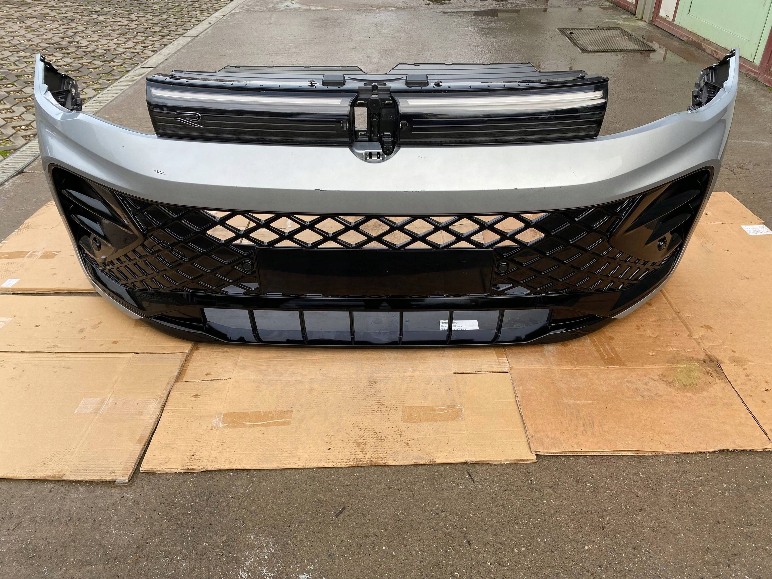VW TIGUAN III 571 R-LINE complete bumper front front BLACK PDC grill
