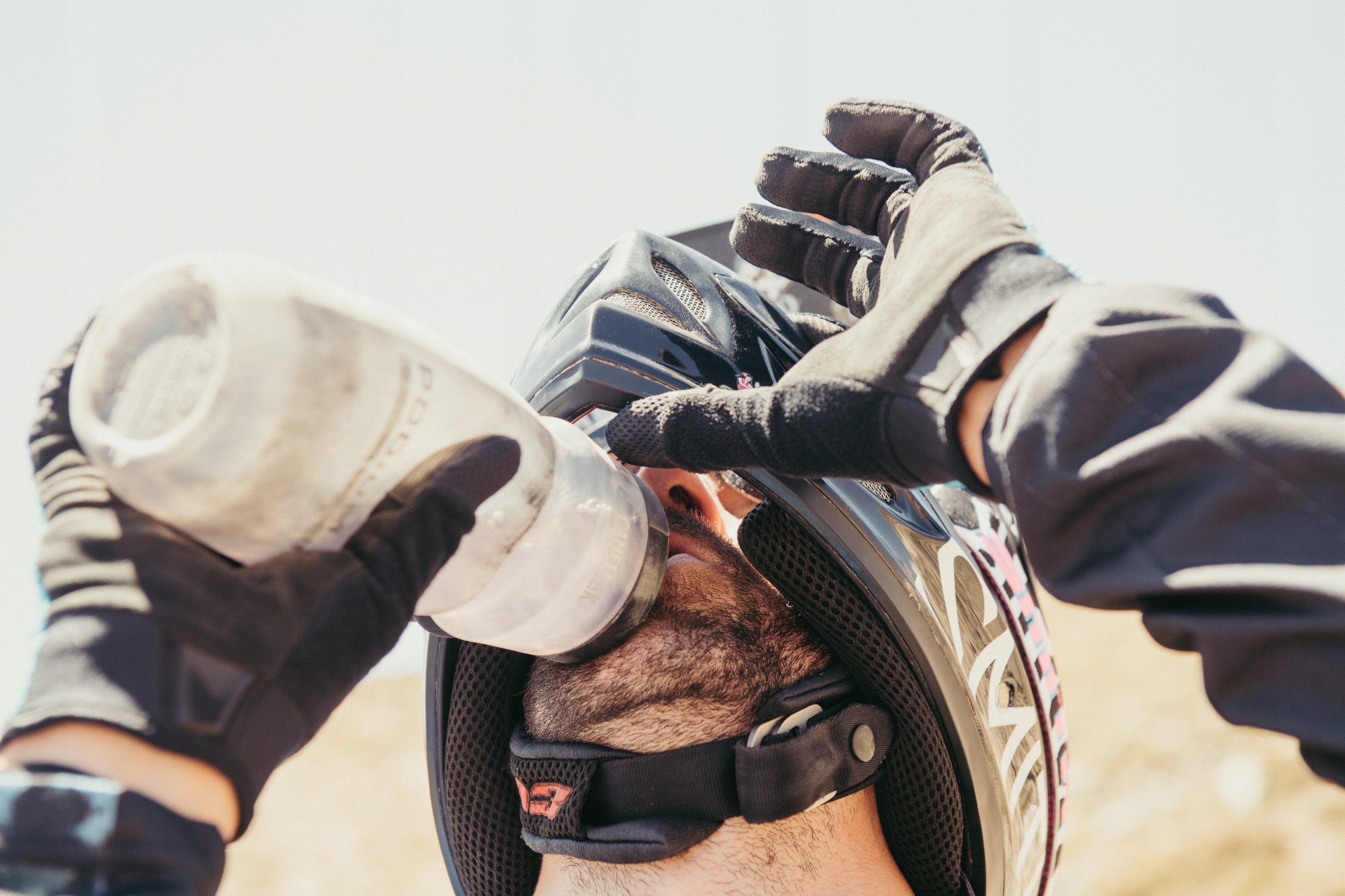 Bidon rowerowy CamelBak Podium 24oz 710ml butelka Kolor dominujący pomarańcze i czerwienie