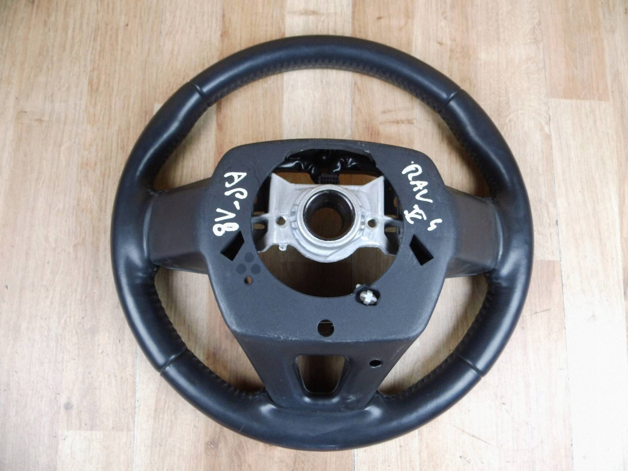 Toyota RAV4 V lenkrad GRZANA