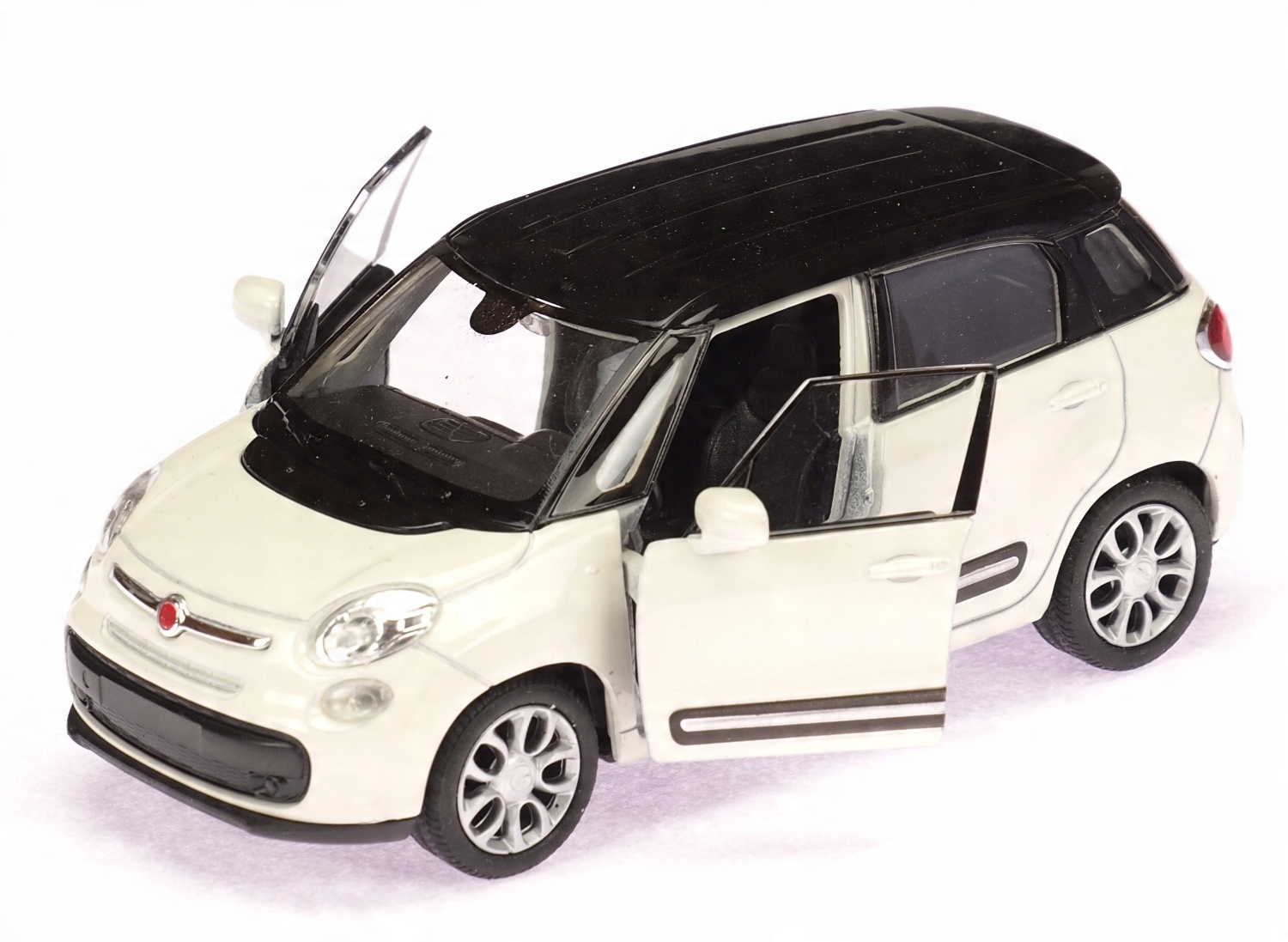 

Welly Metalowy Model Auto 2013 Fiat 500L