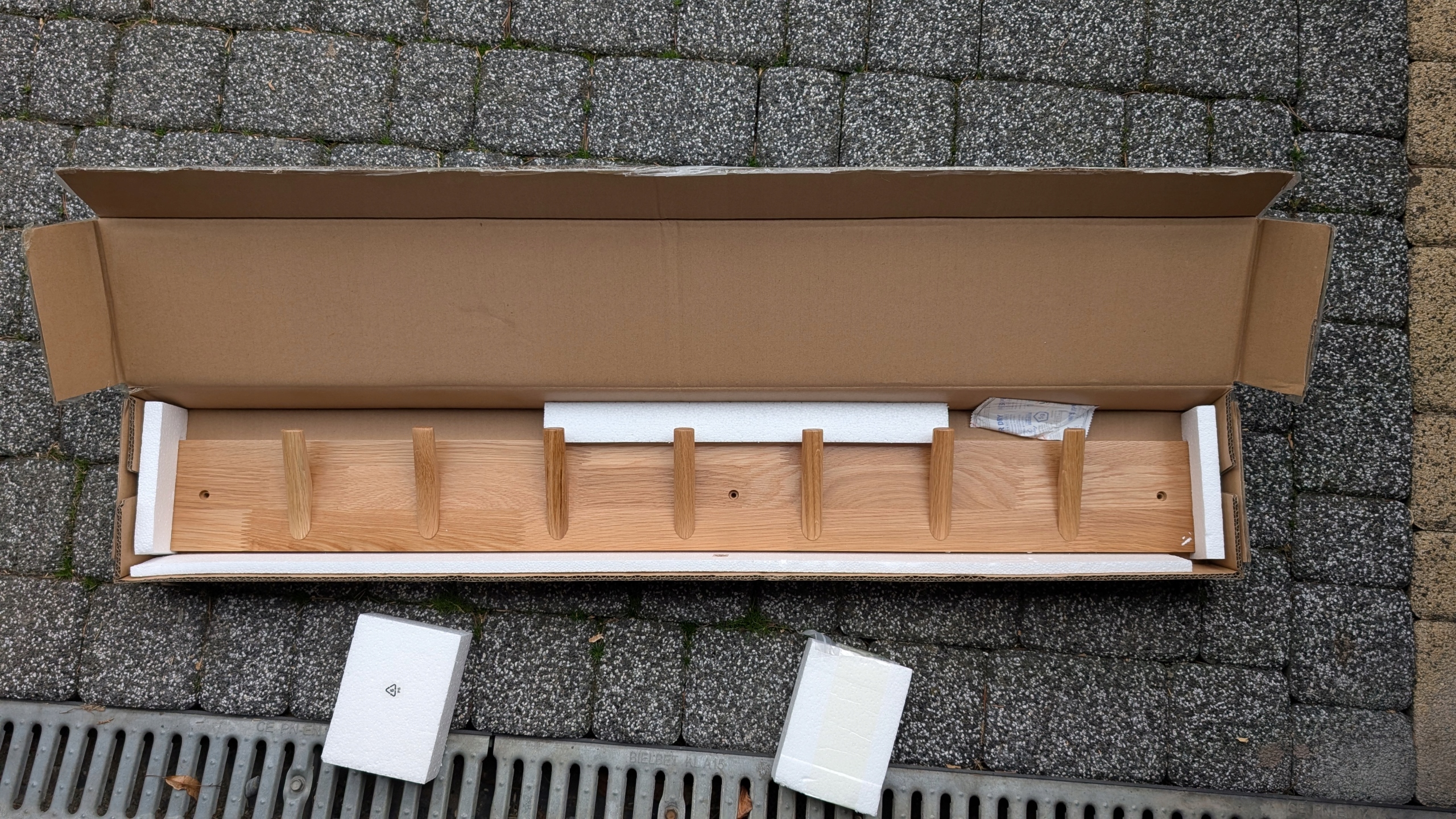 Dřevěný věšák dub 7 háčků 100 cm