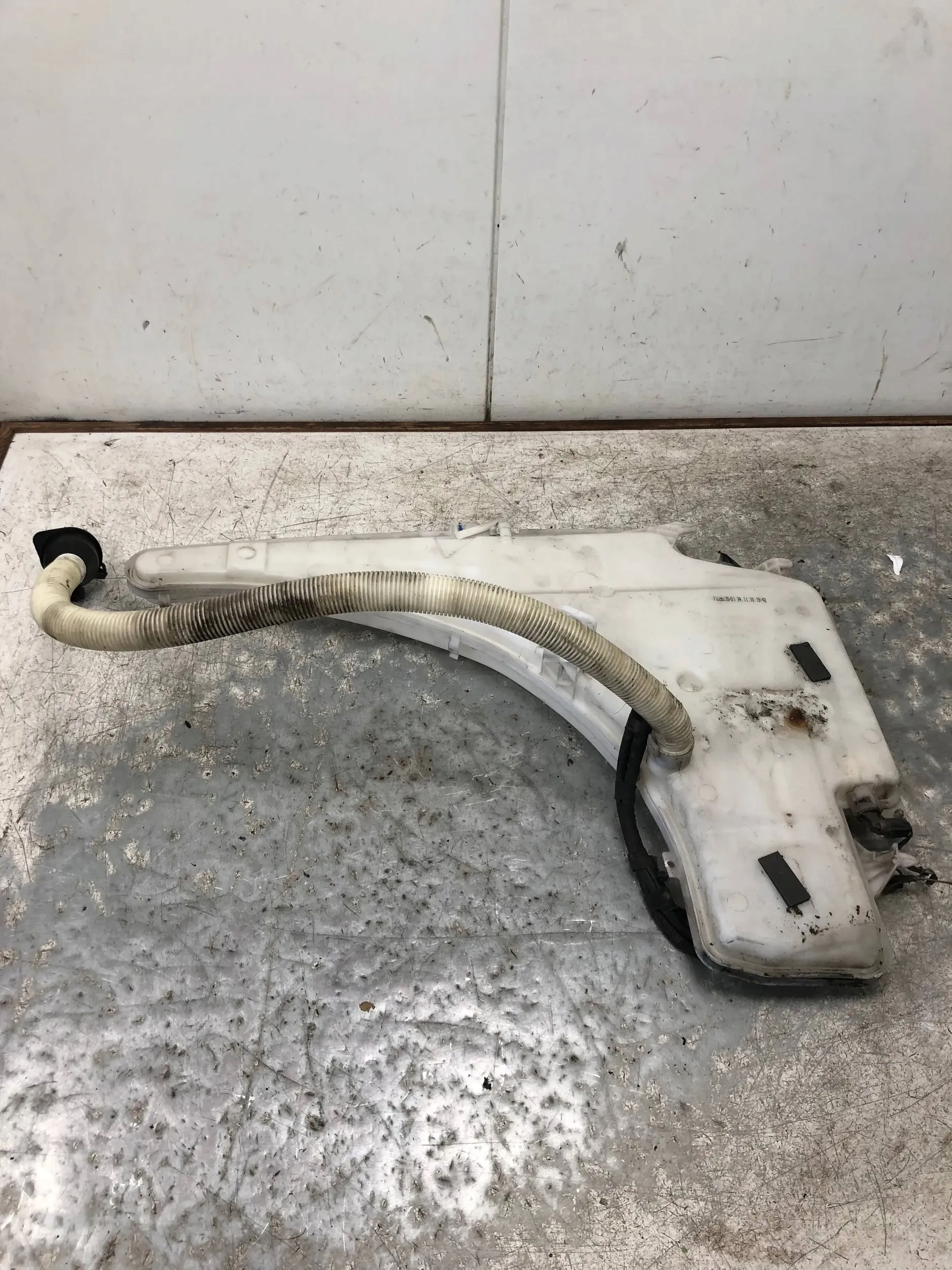 washer fluid tank BMW E87 LCI 7229535