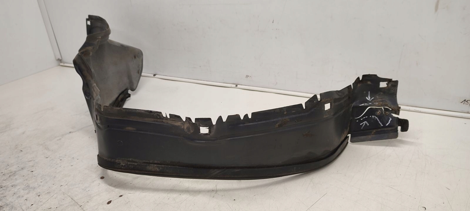 mudguard front front right Mercedes W124 kombi 2,2