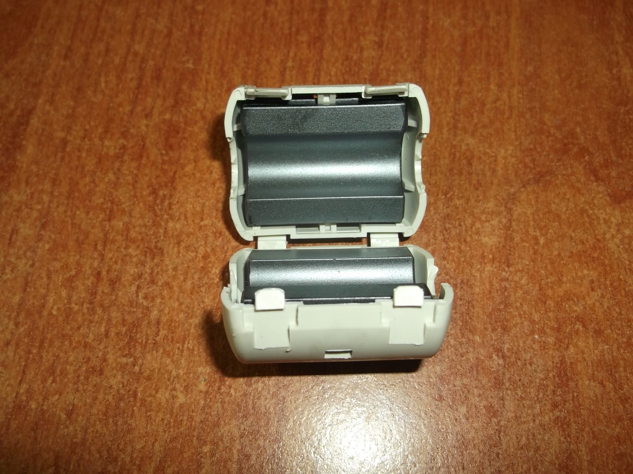 FILTR RDZEŃ FERRYTOWY NA KABEL ~10 mm - zamykany SMD nie