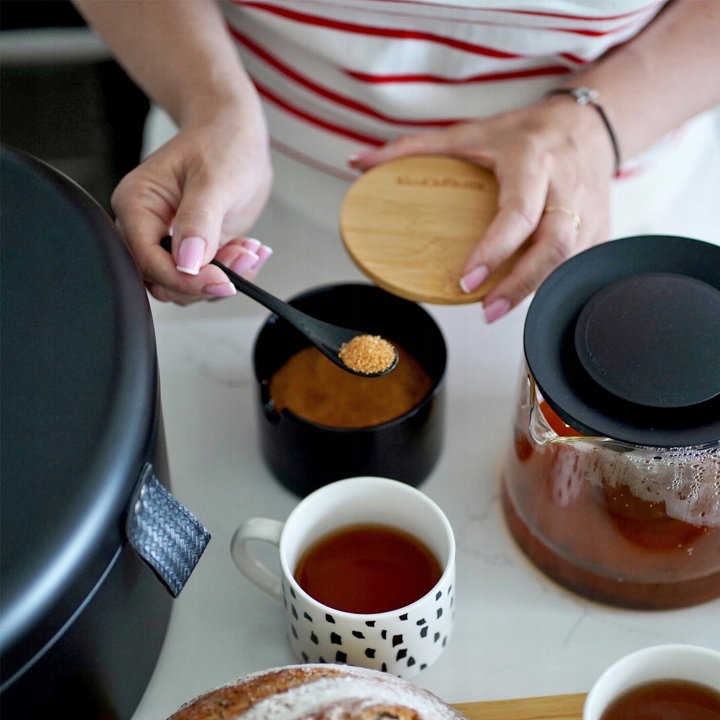 Czarna CUKIERNICA Z ŁYŻECZKĄ pojemnik NA CUKIER z bambusową POKRYWKĄ 350ml Marka Konighoffer