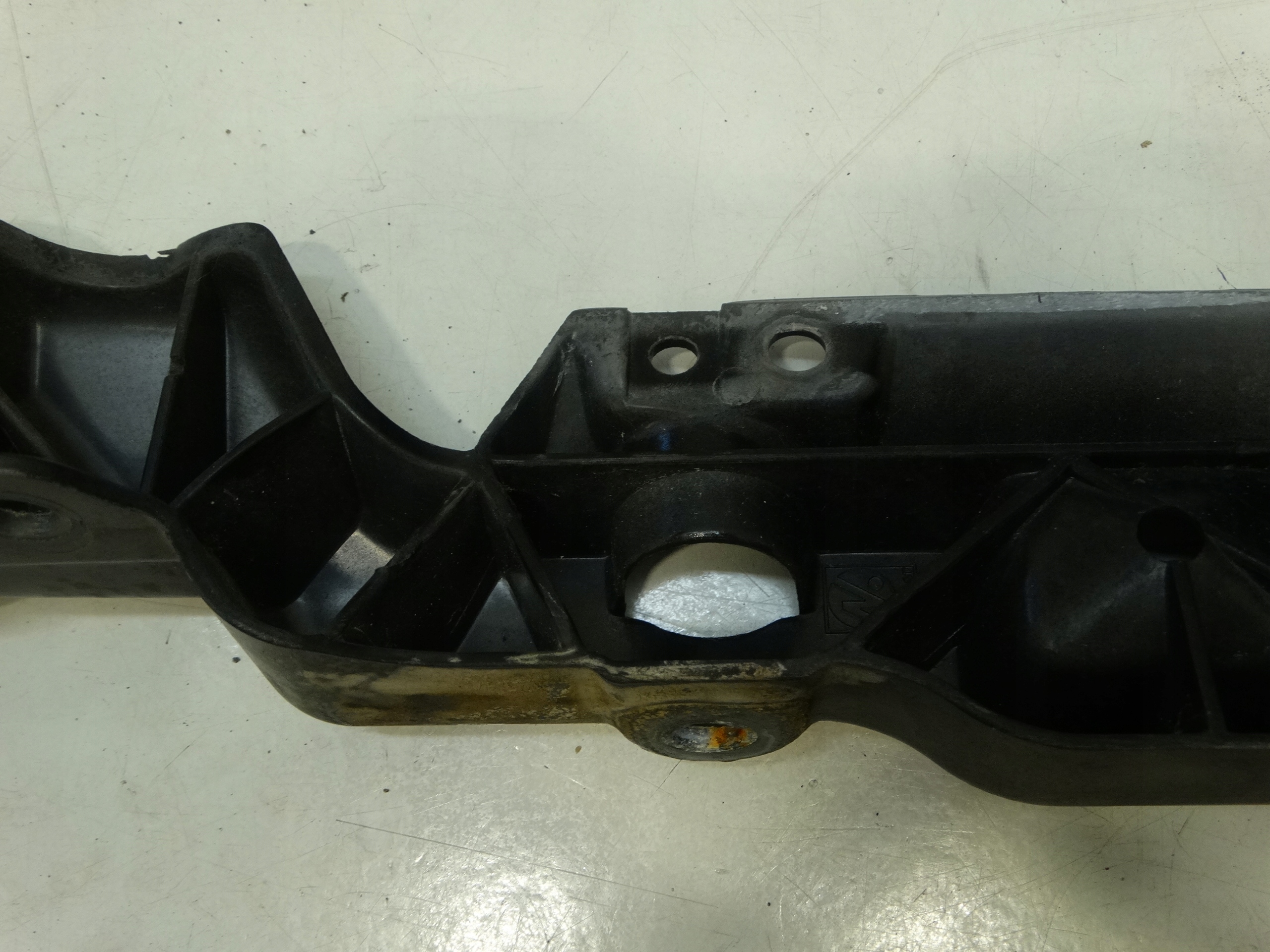 Support Support plaque Gauche Avant Aile RENAULT SCENIC III 631230010R