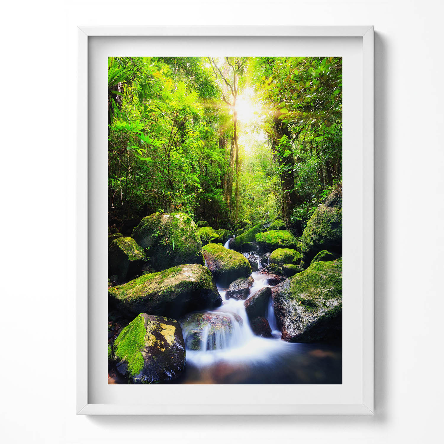 Elegantní obraz do obývacího pokoje v bílém rámu Vodopád uprostřed džungle 60x80 cm