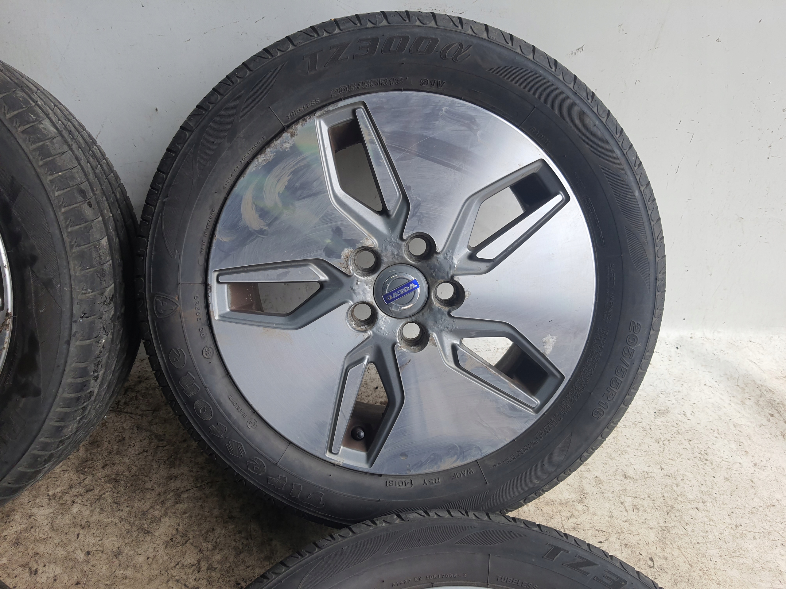 VOLVO C30 LIFT 09-12 discs + tyres 205/5516