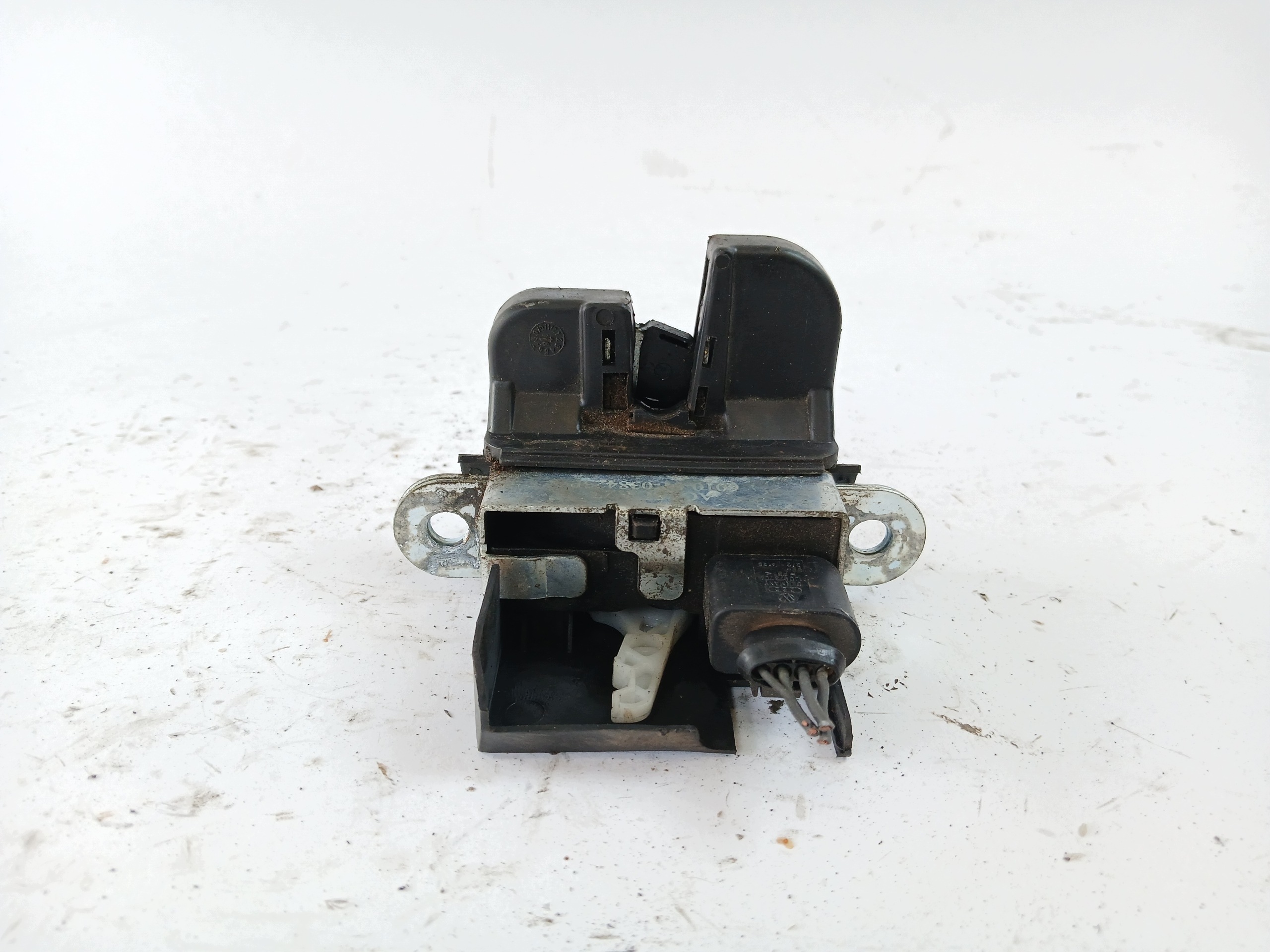 VW GOLF V TOURAN and PASSAT B6 lock bonnet boot
