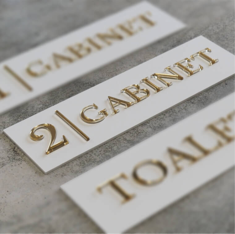 Tabliczka TOALETA na drzwi z plexi złote lustro Szerokość produktu 8 cm