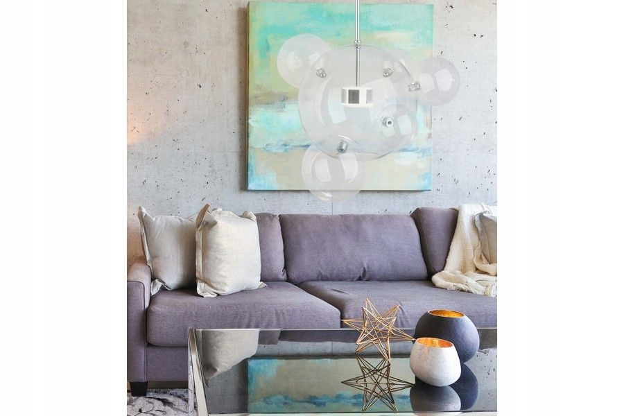 Krásná závěsná lampa Multiverse Bubble nad kuchyňským ostrovem a pracovní deskou