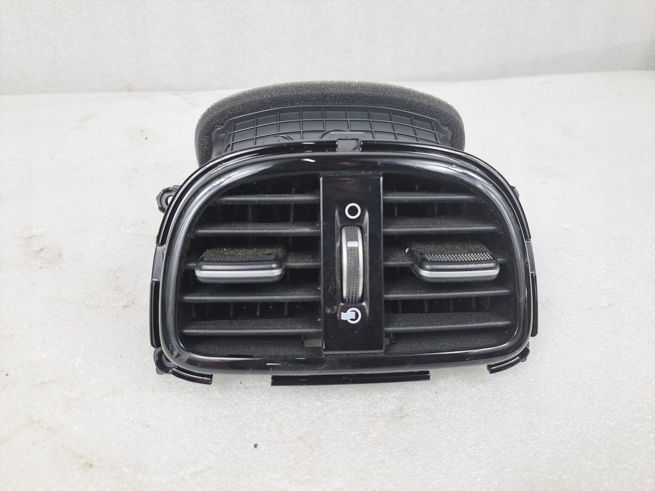 97040-J7000 - KIA PROCEED GT ВЕНТИЛЯЦИОННАЯ РЕШЕТКА ЗАДНИЙ ТУННЕЛЬ