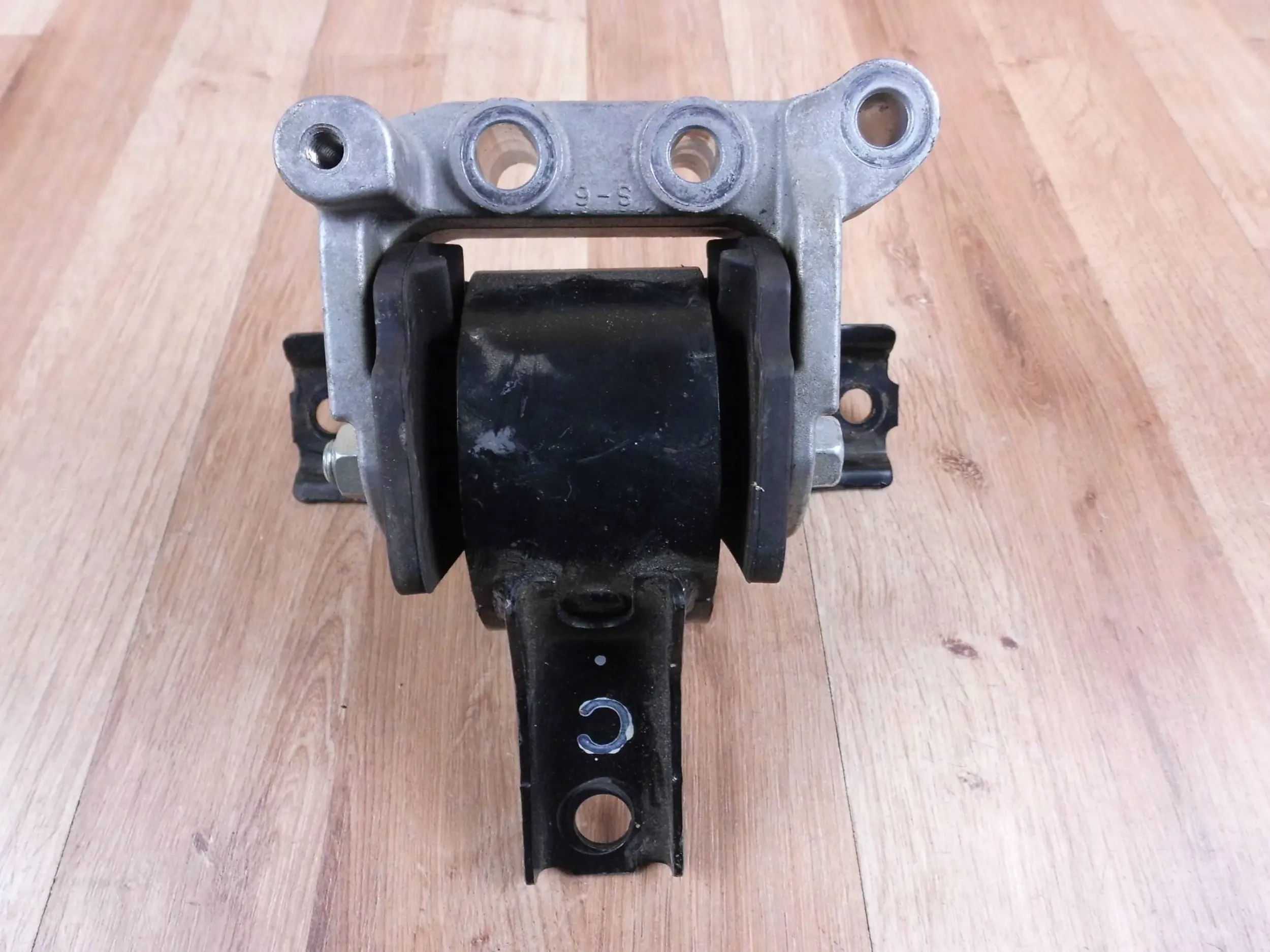 MITSUBISHI ASX 2.0 BENZ SUPPORT SUPPORT PLAQUE MOTEUR 1095A048