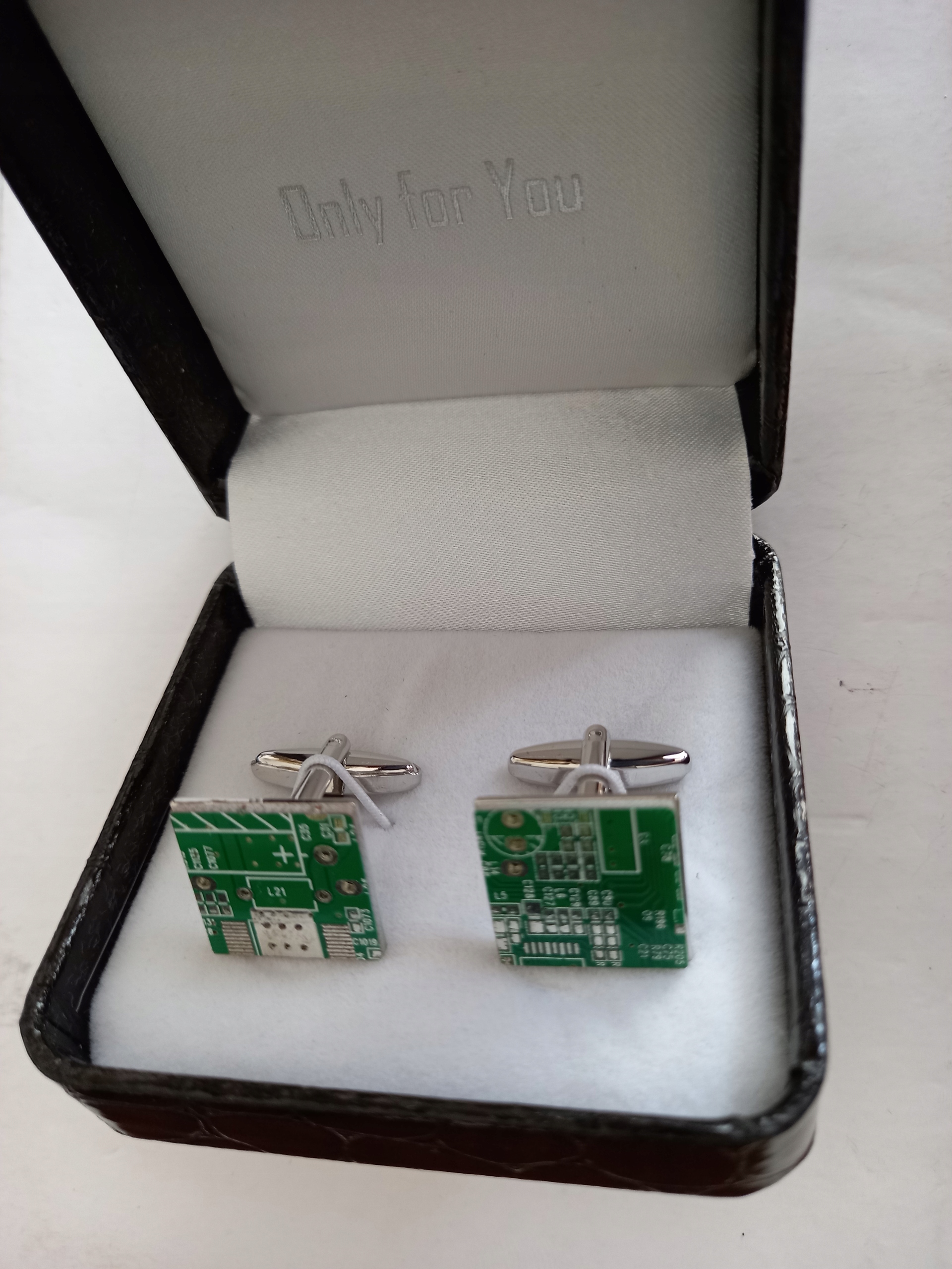 Manžetové knoflíčky s integrovaným obvodem a elektronikou