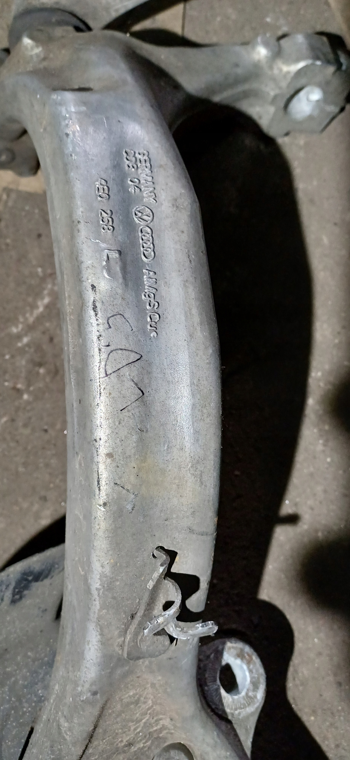 AUDI A8 D3 3.0 TDI swing right front 4E0258L