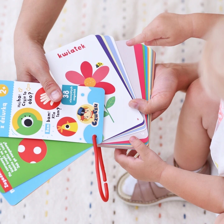 ZAGADKI Z DZIURKĄ CZUCZU DLA DZIECI 2+ CZU CZU Wydawnictwo Bright Junior Media