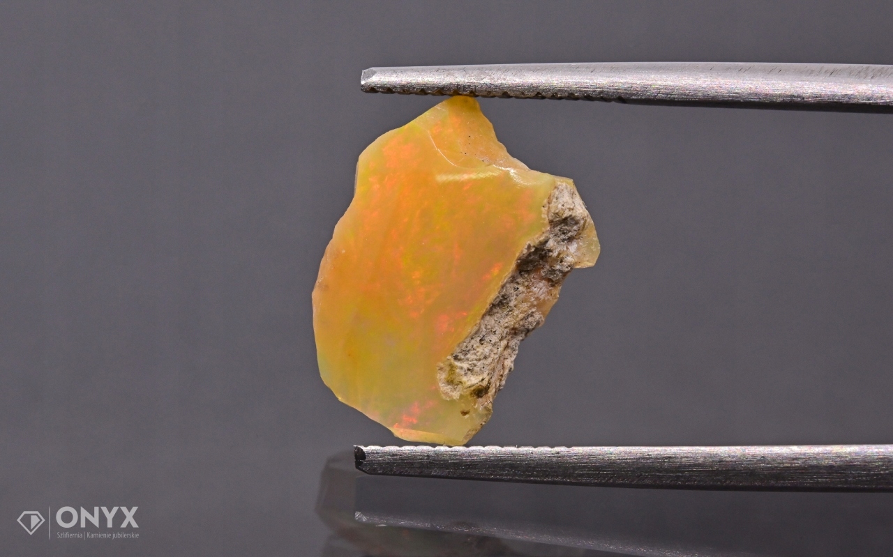 Opal z Etiopie hrudka 12x9,5 mm