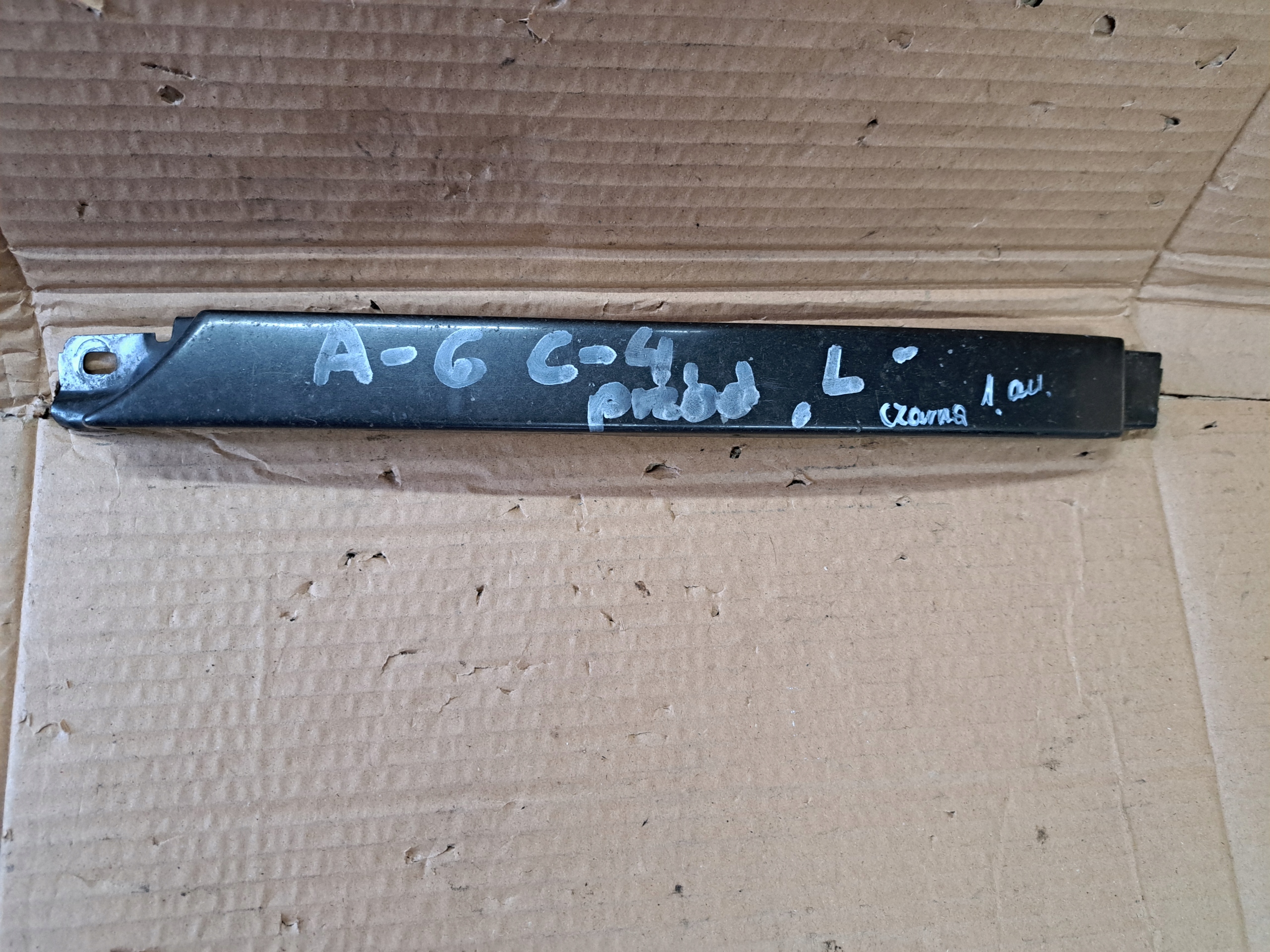 Audi A6 C4 94-97 накладка под lampe фара лева