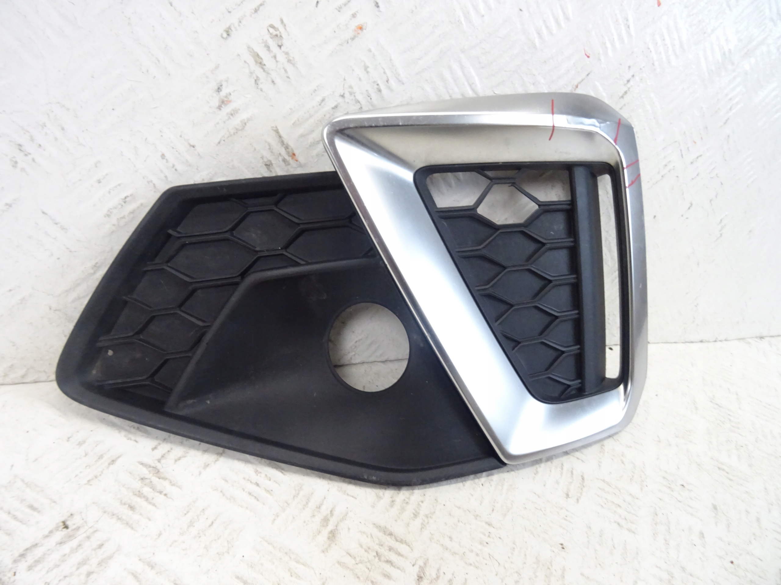 grid of a bumper front front left AUDI A4 B9 LIFT S-LINE 8W0807681AM