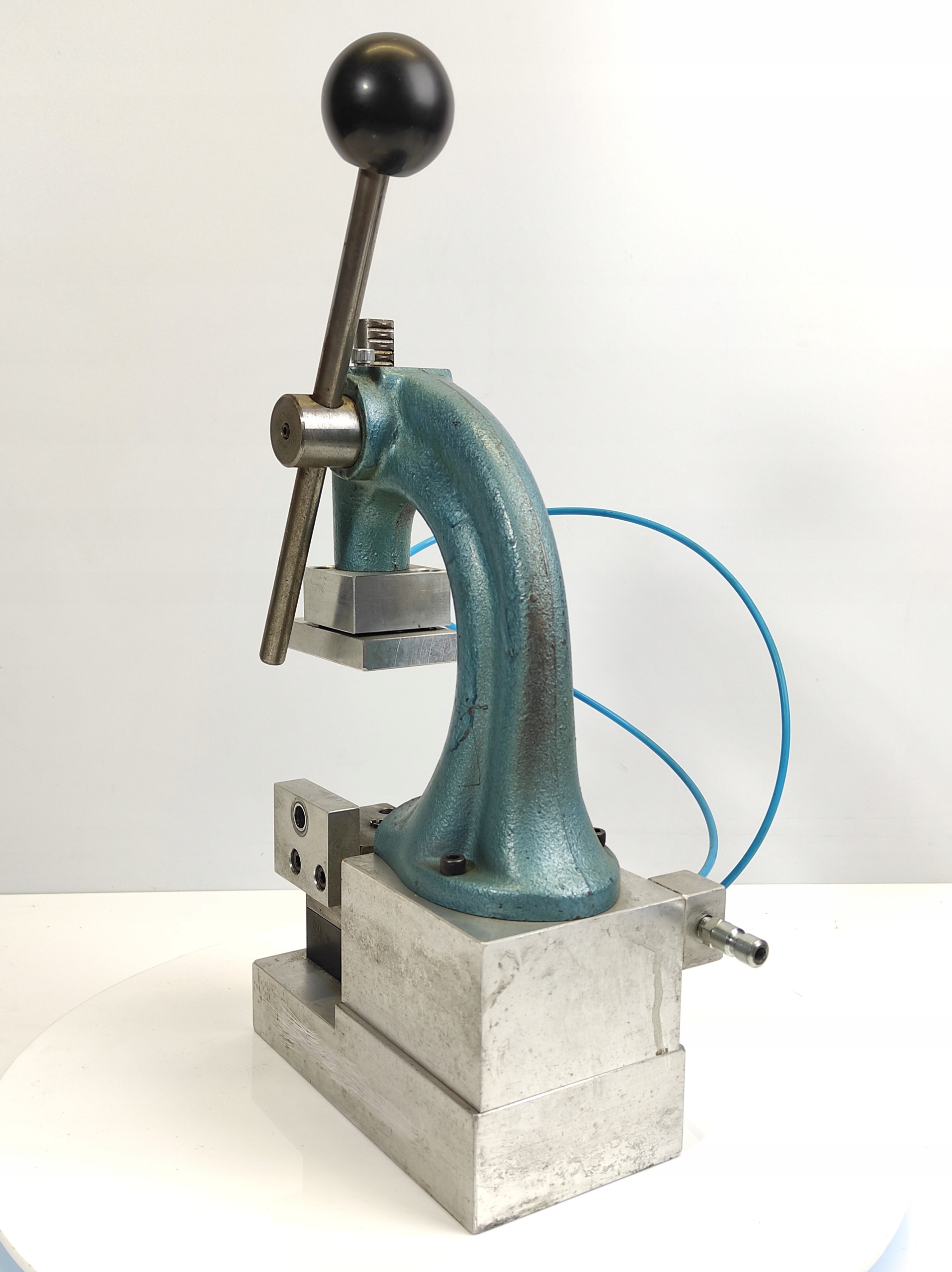 PRASA DŹWIGNIOWA RĘCZNA 0,15T Z DOCISKIEM PNEUMAT Maksymalna siła nacisku 0.15 t