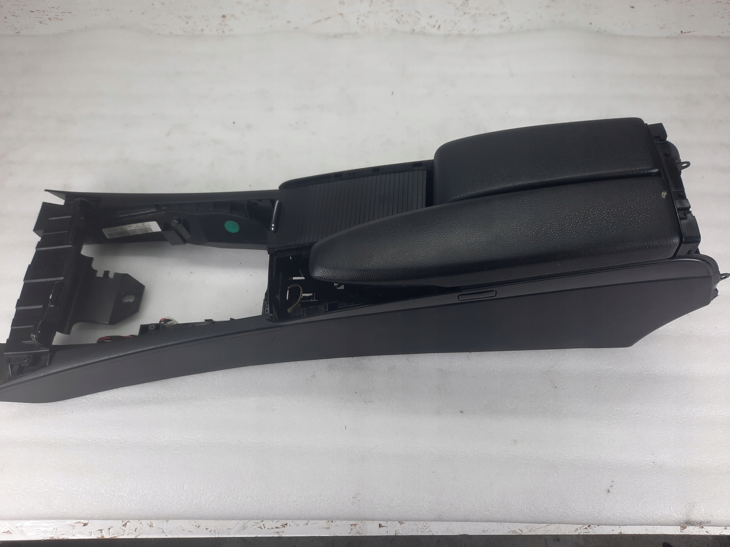 A2046800150 - Центральный подлокотник MERCEDES C-Class W204