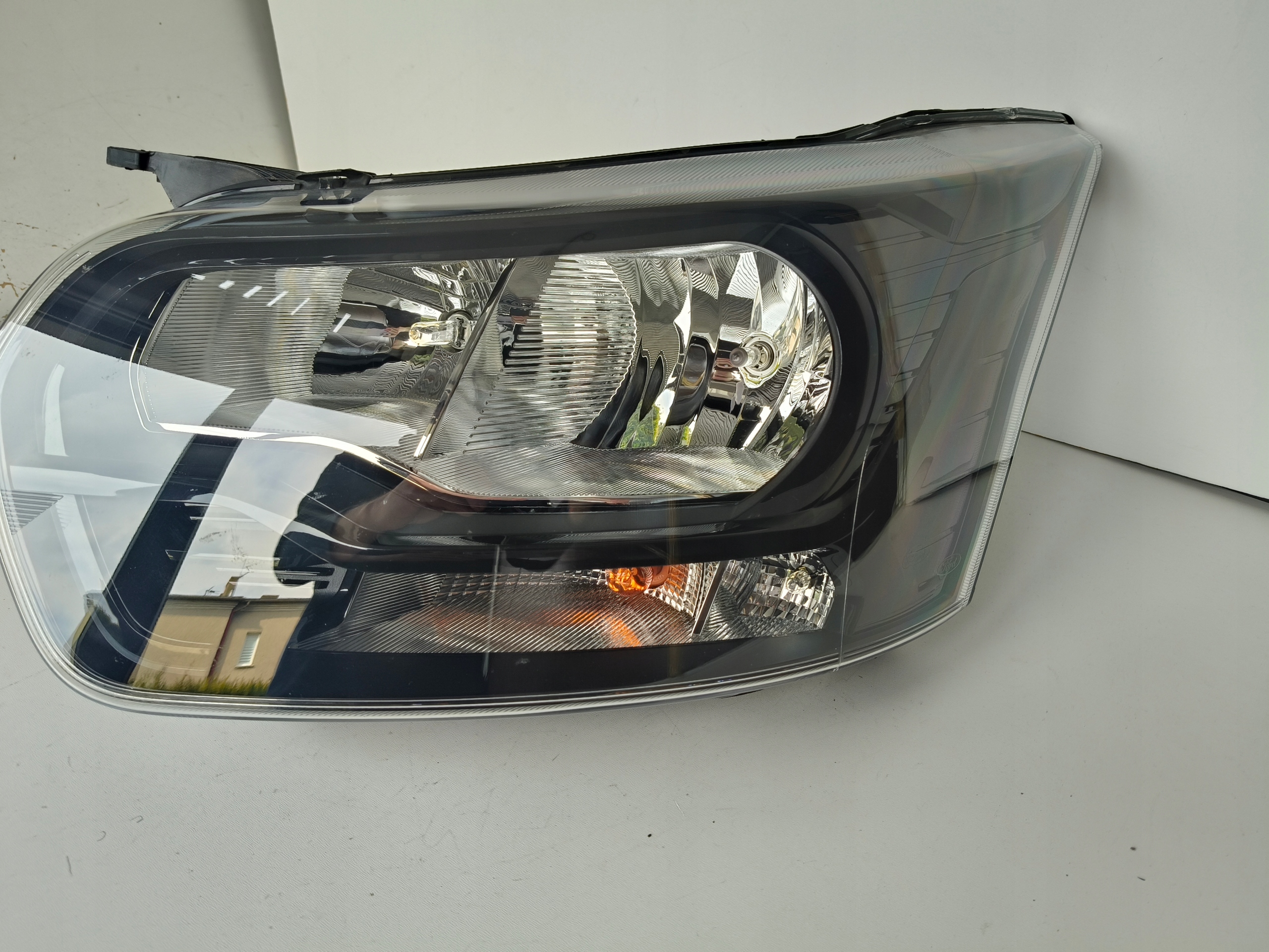 light left REFLEKTOR FORD TRANSIT MK8 14- CIEMNA
