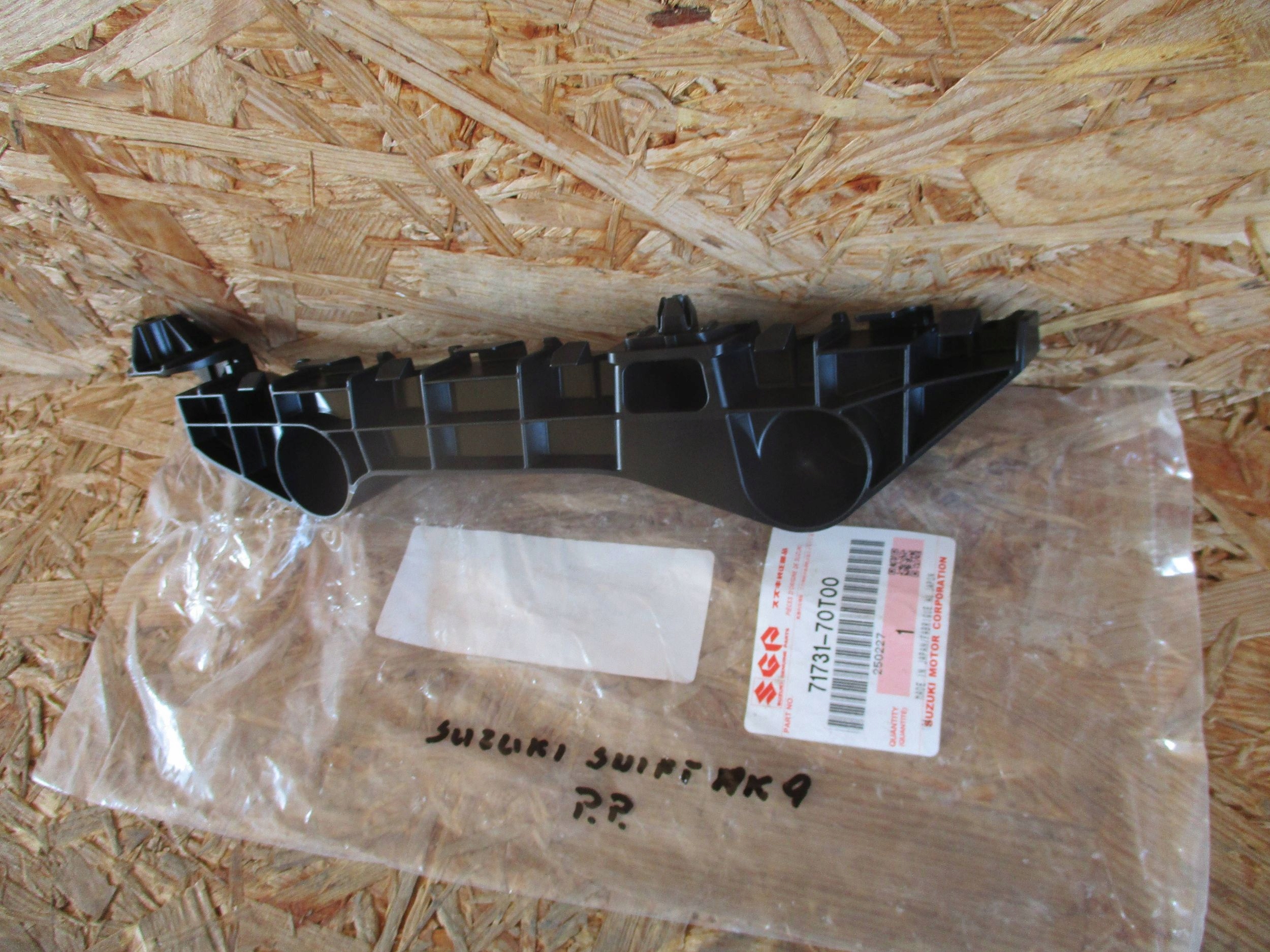 bumper bracket front front right SUZUKI SWIFT MK9