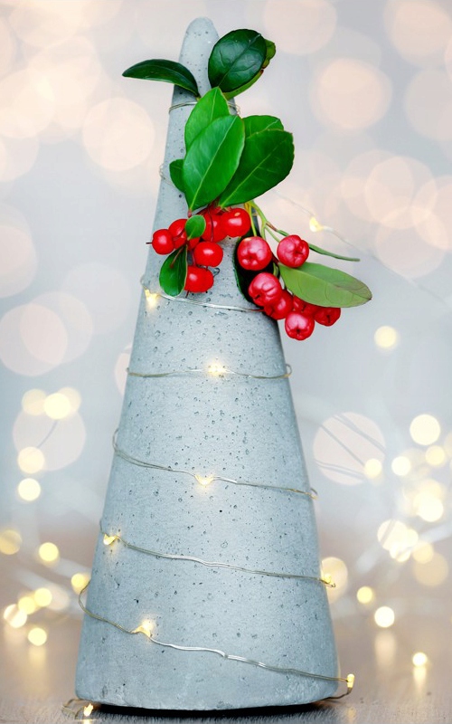 FIGURKA CHOINKA ŚWIĘTA z betonu architektonicznego Kolor odcienie szarości i srebra