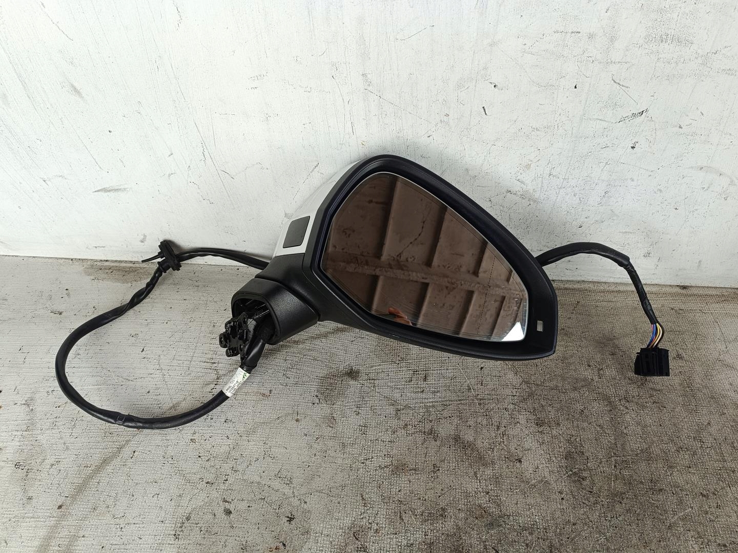 AUDI A4 B9 LUSTERKO PRAWE