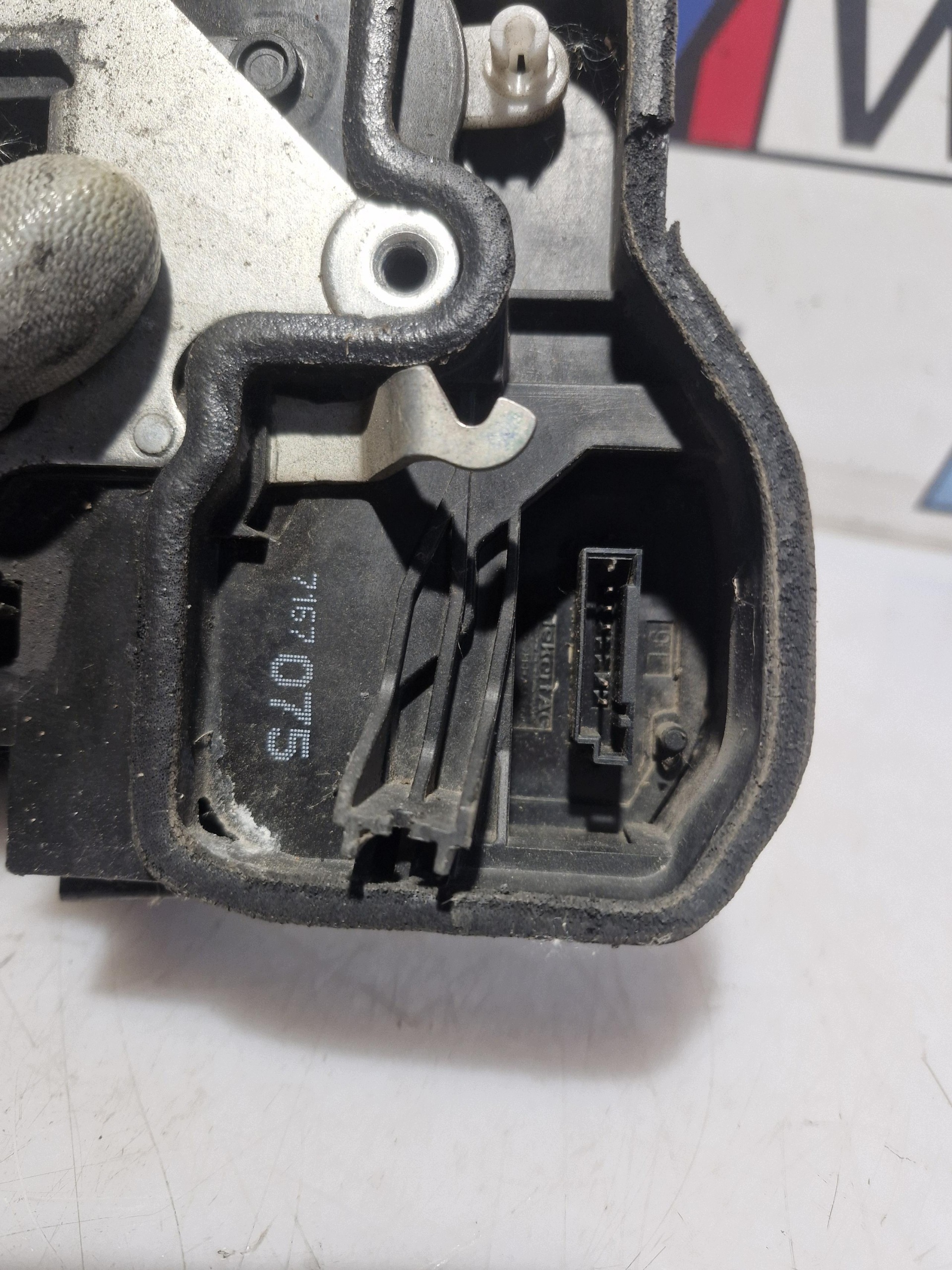7167075 BMW E60 E61 zár ajtó bal hátsó 5PIN