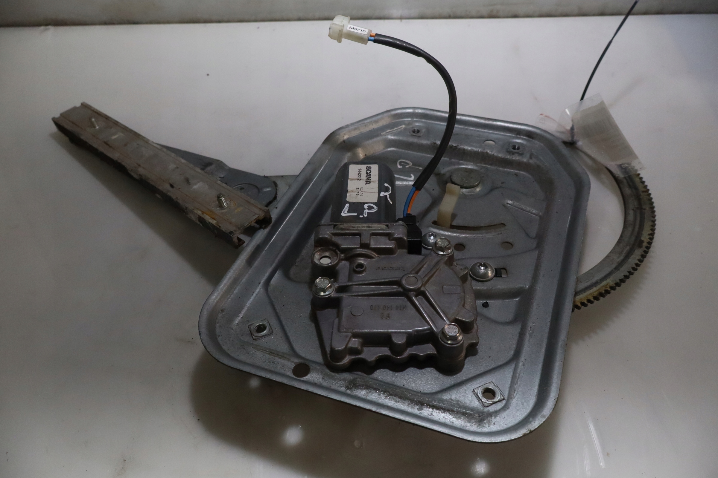 MECHANIZM SZYB LEWY PRZÓD SCANIA R410