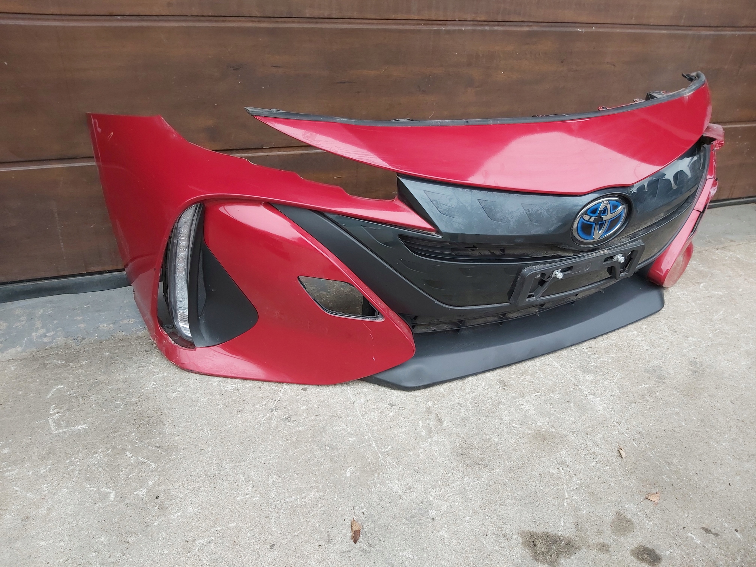 Toyota Prius IV передній бампер правий PRIME Plug In