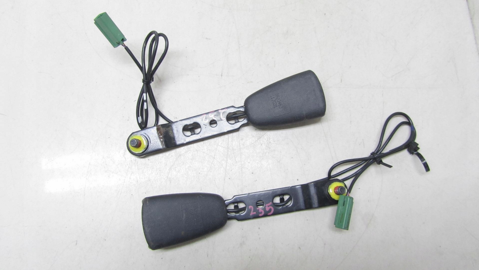 VOLVO XC60 ZAPINKA PASA LEWA PRZÓD 8623453 08-13 Producent części Volvo OE