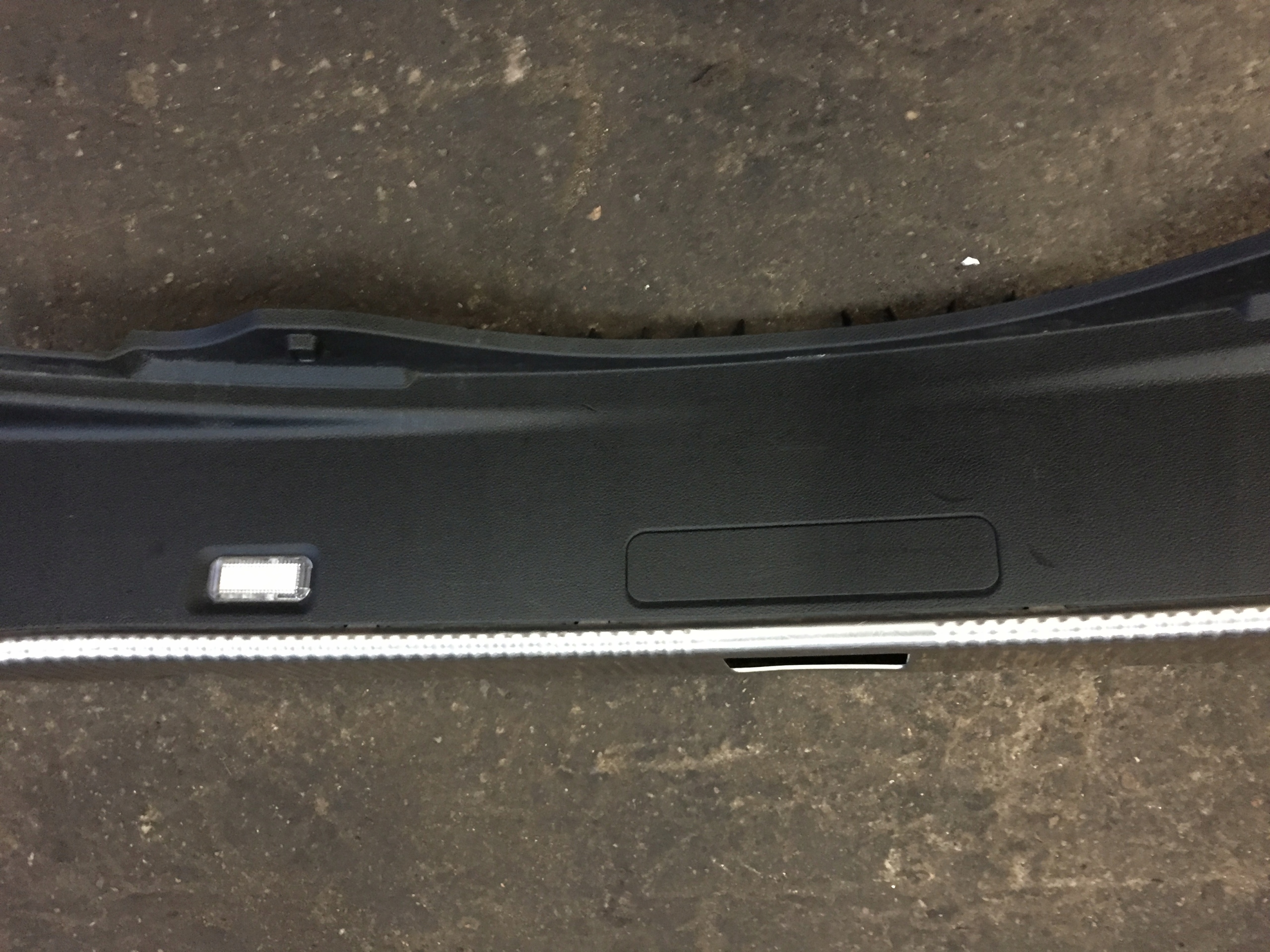 AUDI A8 D4 kryt lišta PRAHU kufru 4H0863471