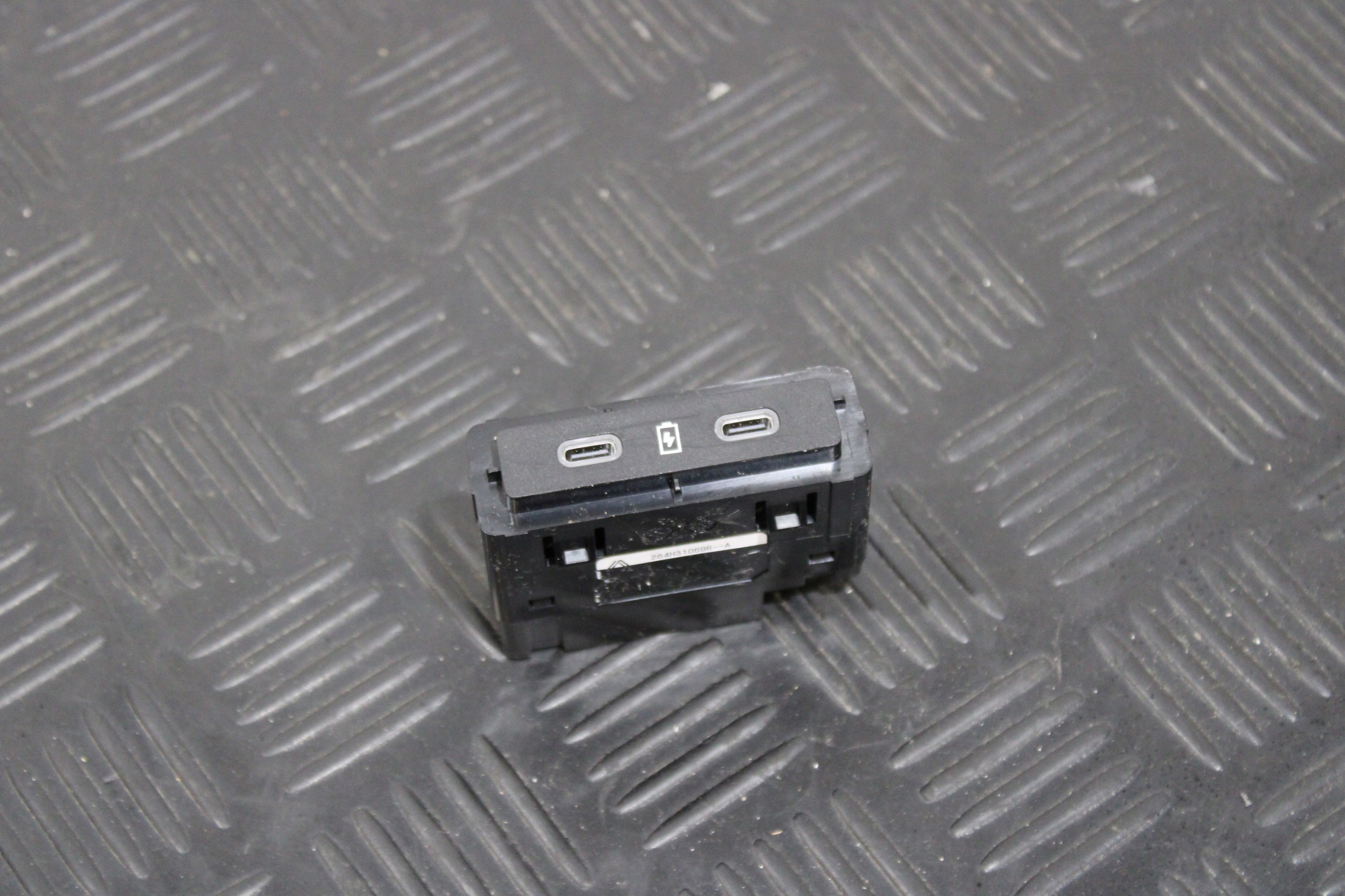 adapter USB TYPU C 248H31069R DACIA DUSTER III 3 2024