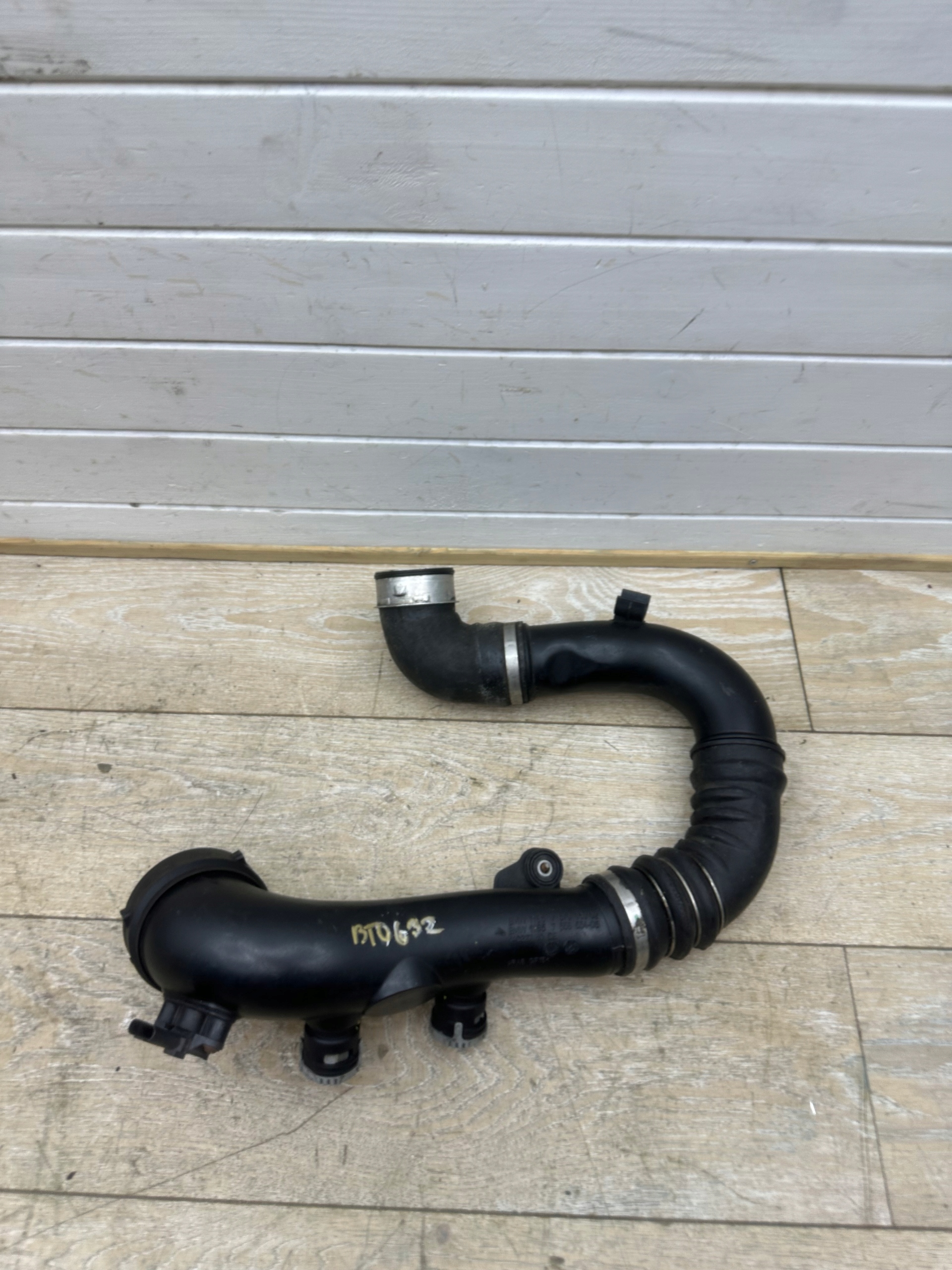 BMW E82 E90 E91 E92 hose wiring air 3.5i 7570069