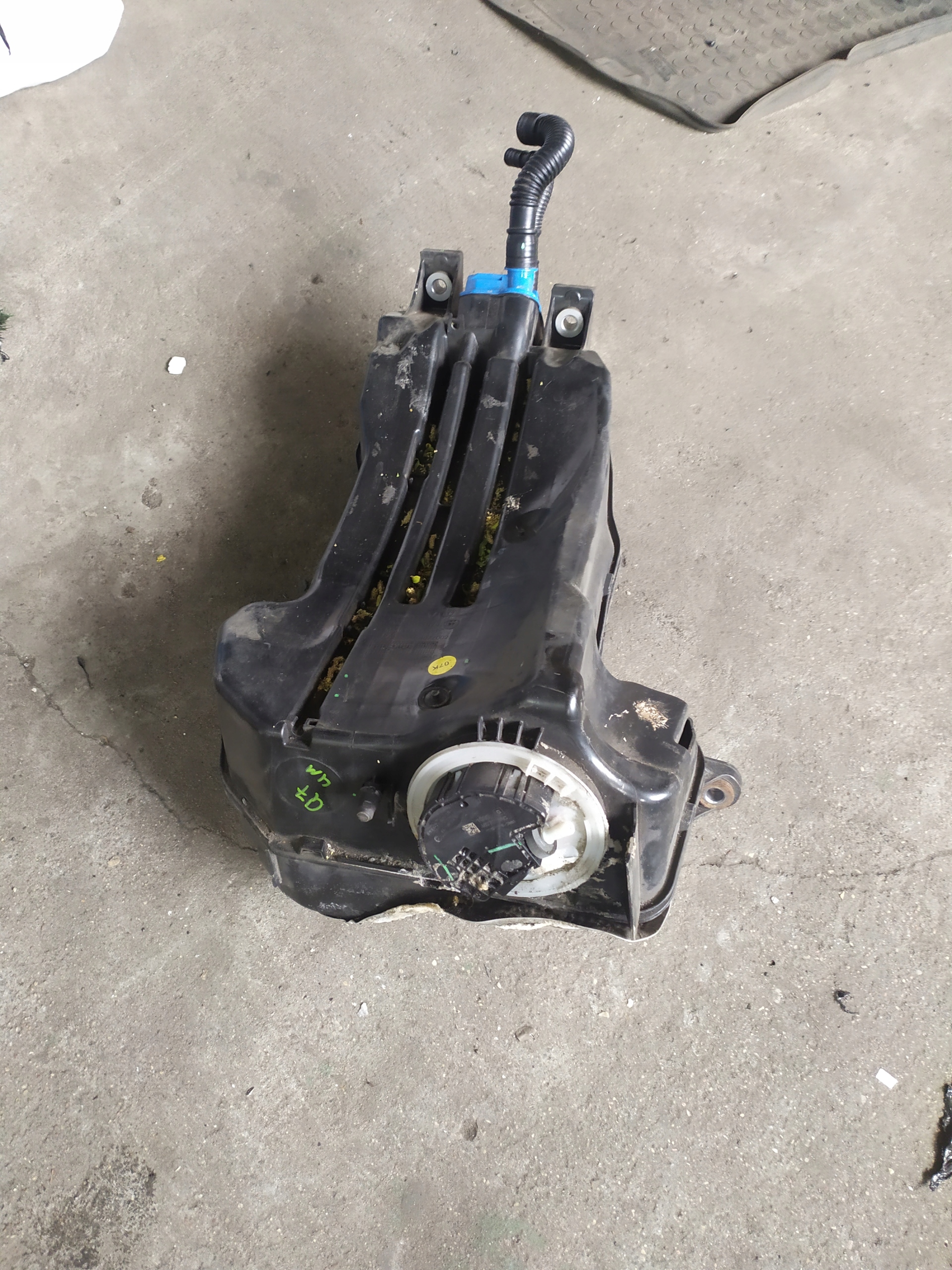 ZBIORNIK POMPA ADBLUE 4M0131878 Q7 4M