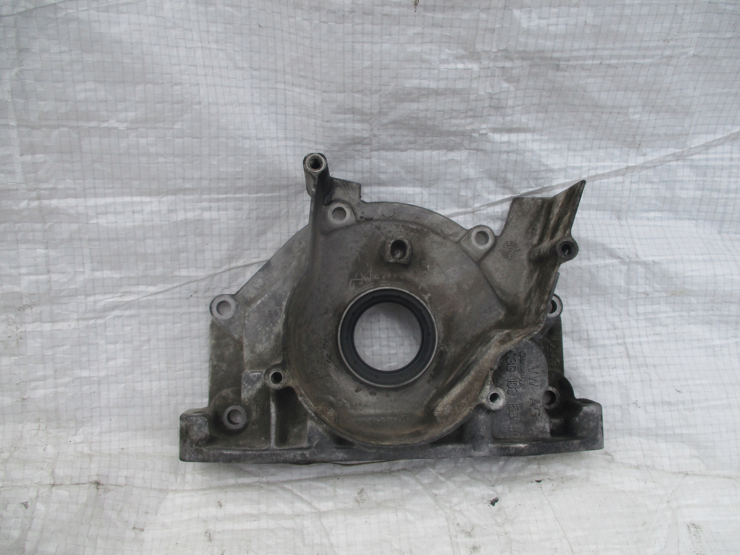 03G103153B - Уплотнитель вала VW PASSAT B6 AUDI A4 B8 2.0 TDI