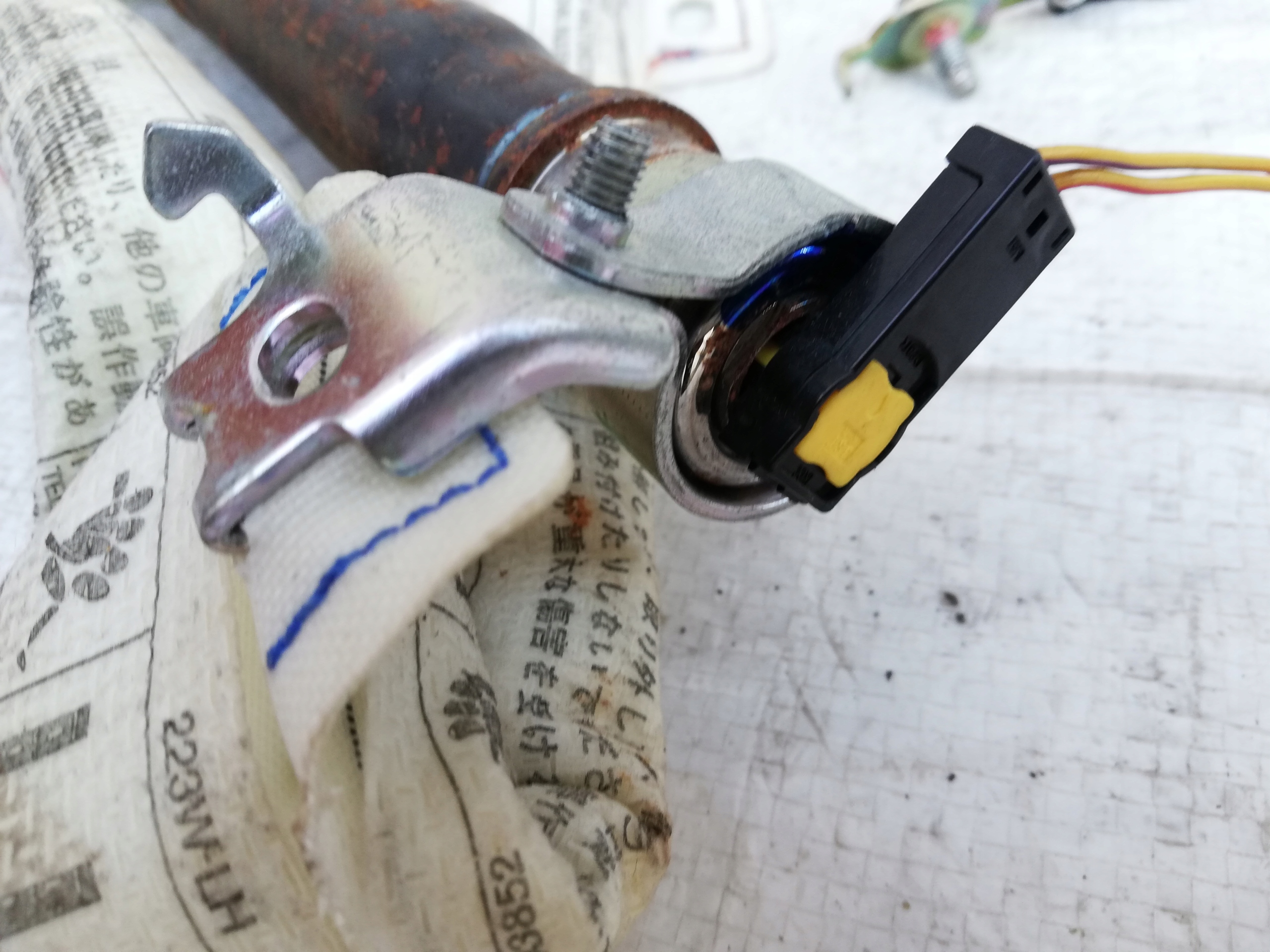 пиропатрон правая Range Rover Evoque