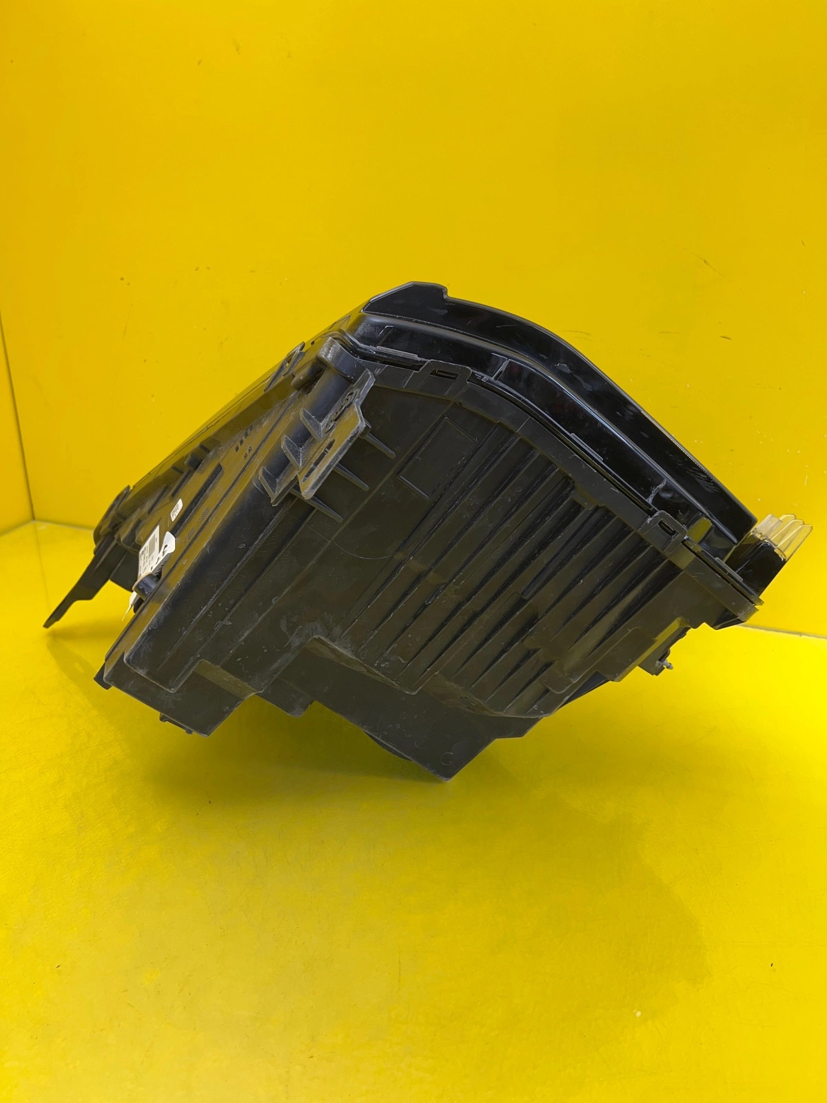Ford Courier 2023- light left front Zwykla R2X613W030CF