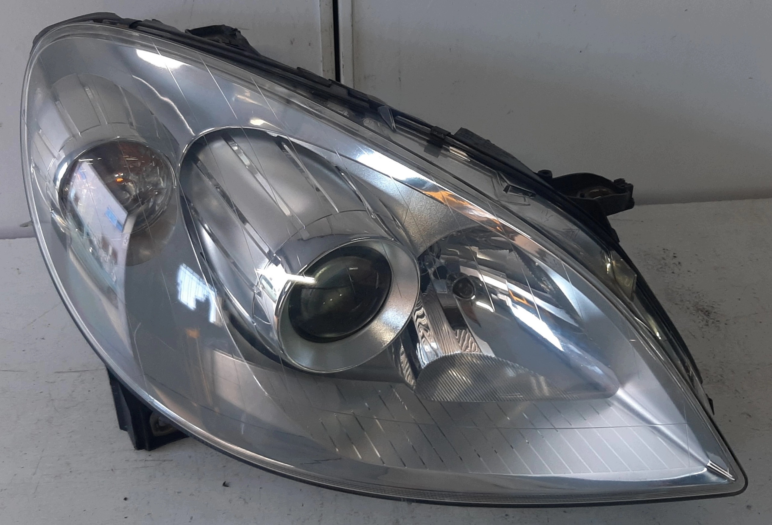 MERCEDES B KLASA W245 REFLEKTOR light right front 1698201861